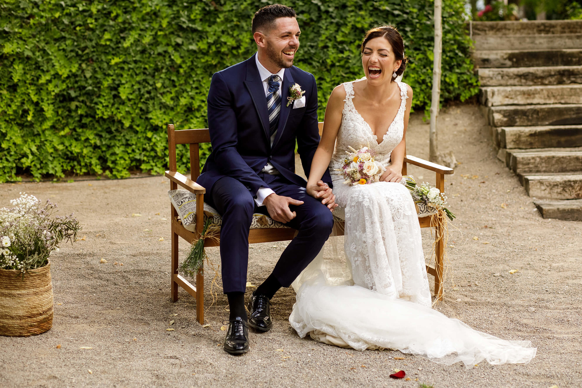 La pareja rie durante la ceremonia en Joan Sardà.