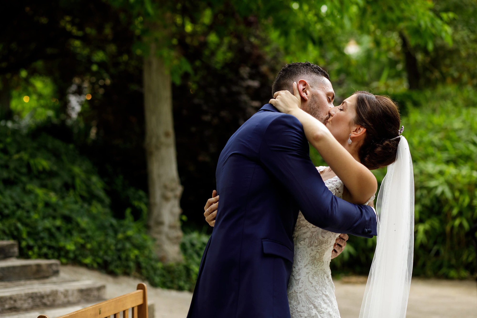 El primer petó de casats a la boda a Joan Sardà.