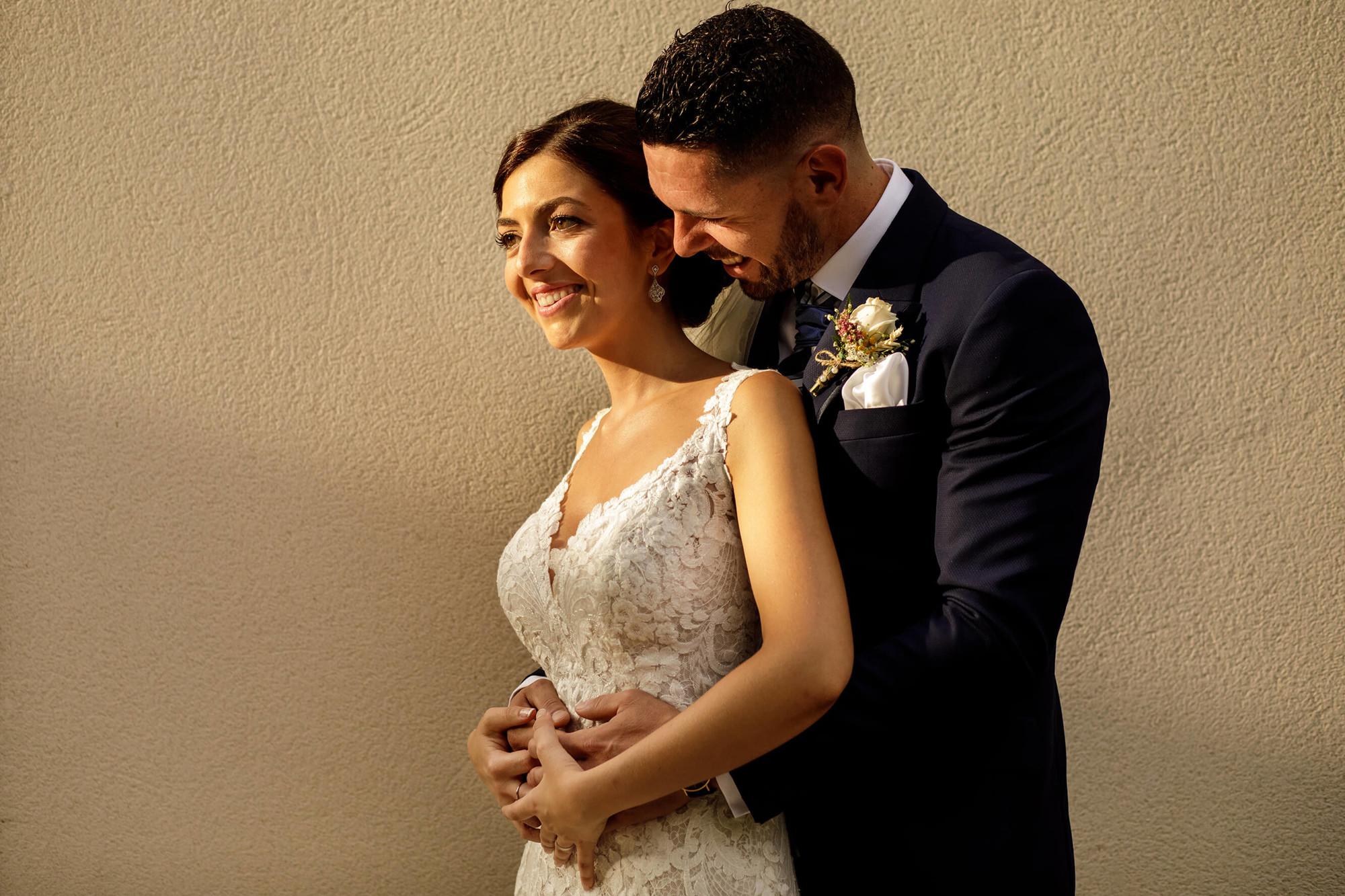 Mirada de la novia frente a la fachada de Joan Sardà el dia de la boda.