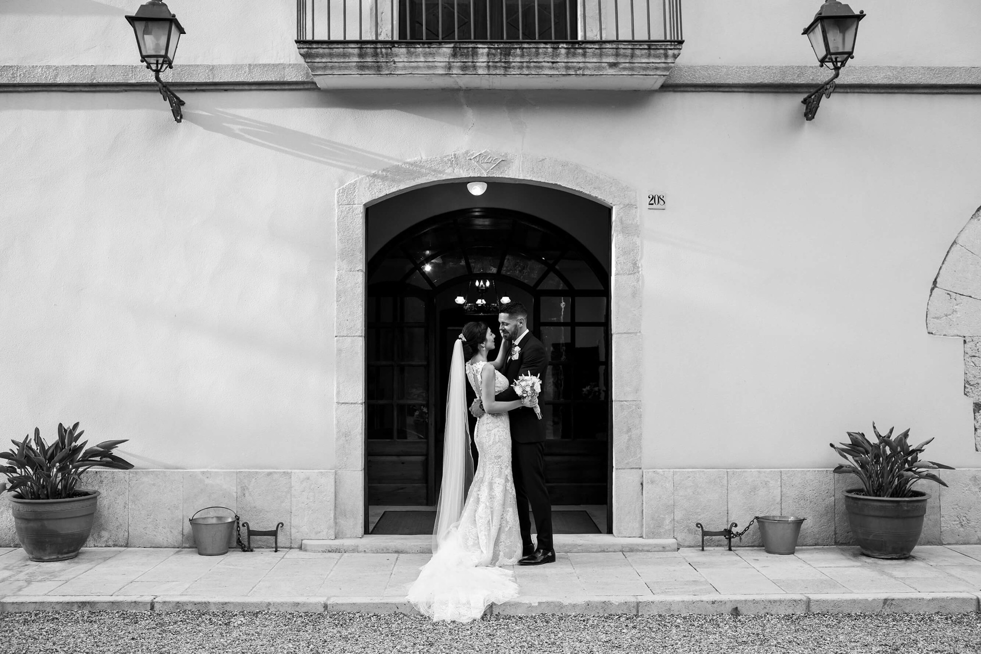 Frente a la puerta de Joan Sardà el día de la boda.