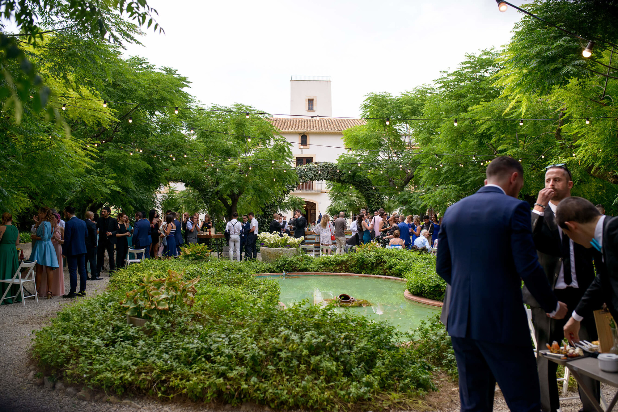 Aperitiu als jardins de Joan Sardà servits per Cal Blay el dia del casament.