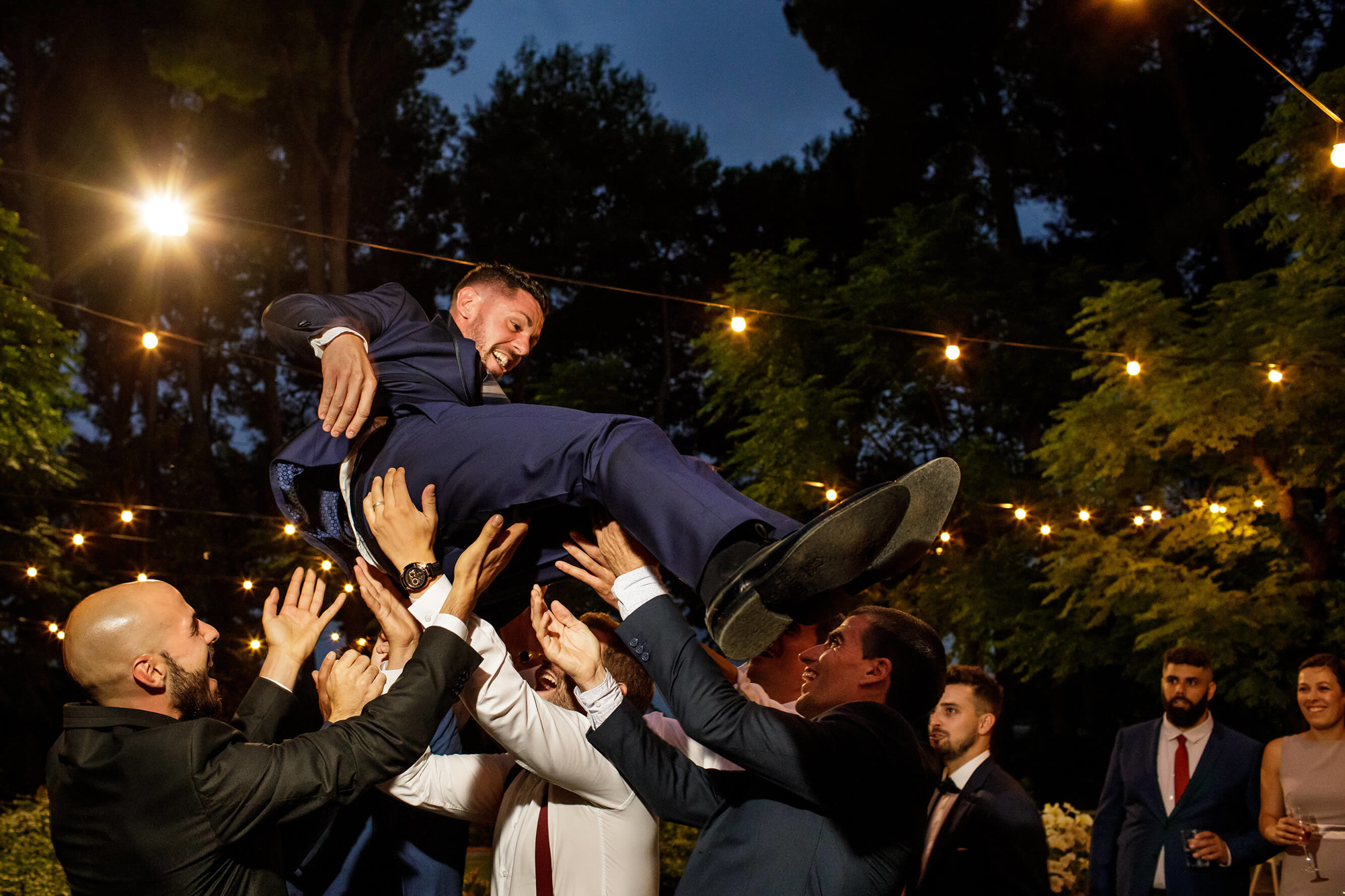 El nuvi és mantejat pels seus amics del hoquei el dia del casament a Joan Sardà.