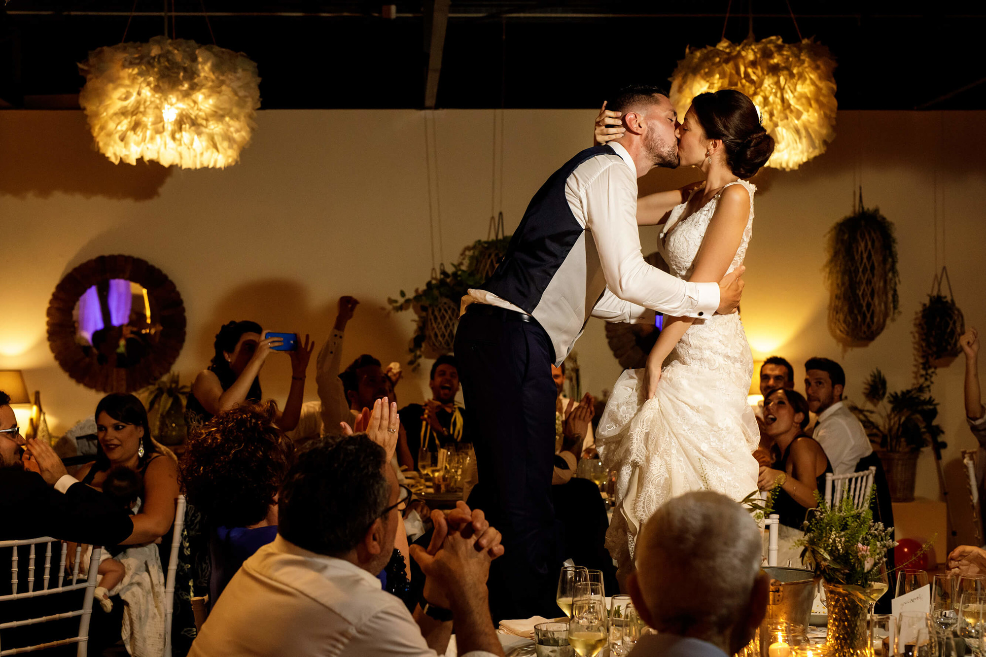 Un beso de cine sobre la silla en la boda en Joan Sardà.