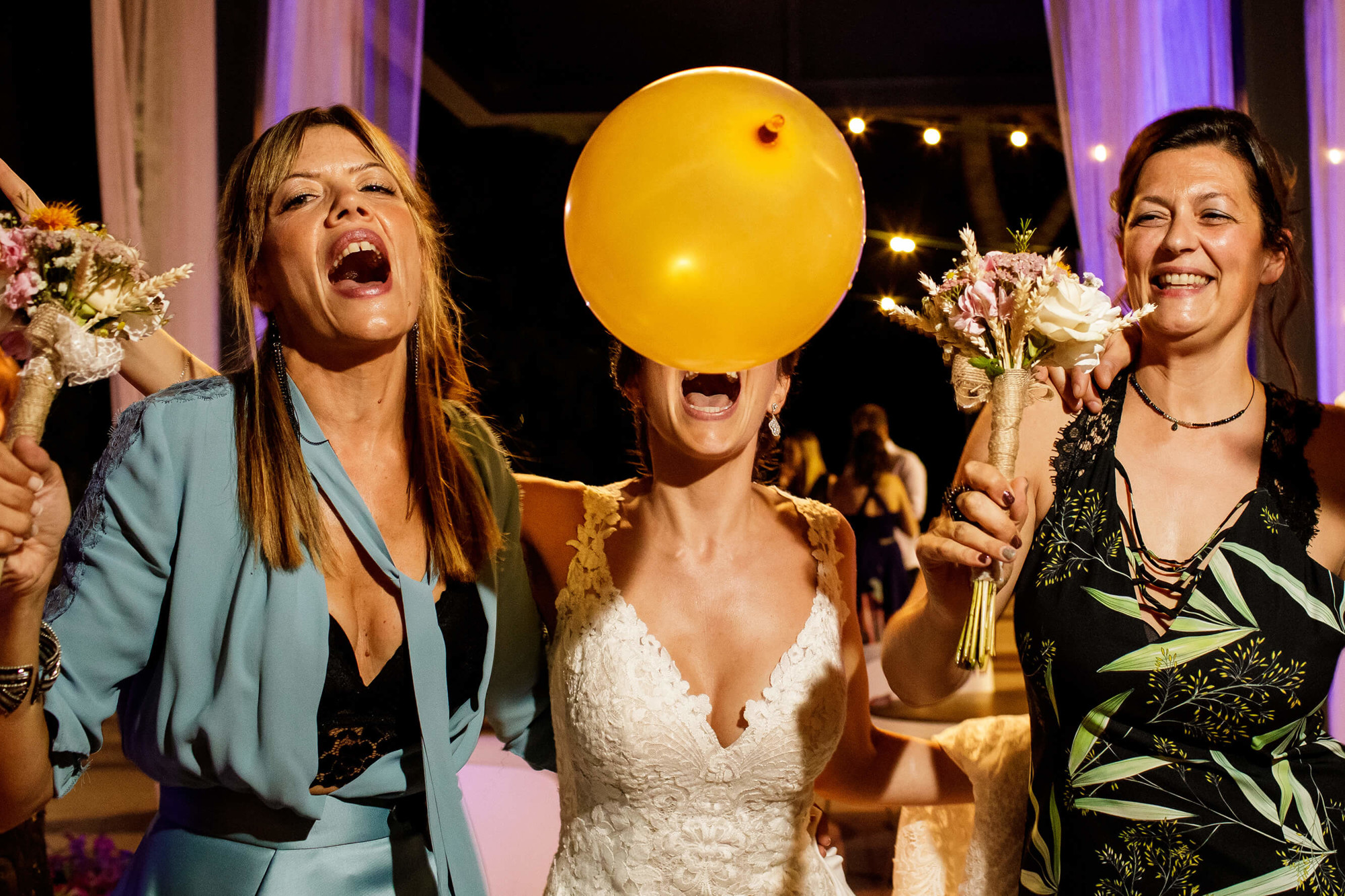 La novia y sus amigas en la boda en Joan Sardà.