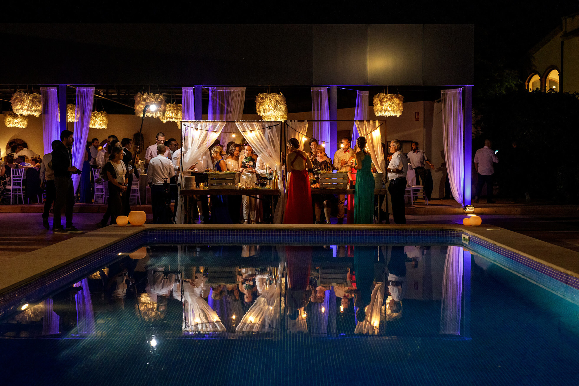 Pastís de noces servit a la piscina al casament a Joan Sardà.