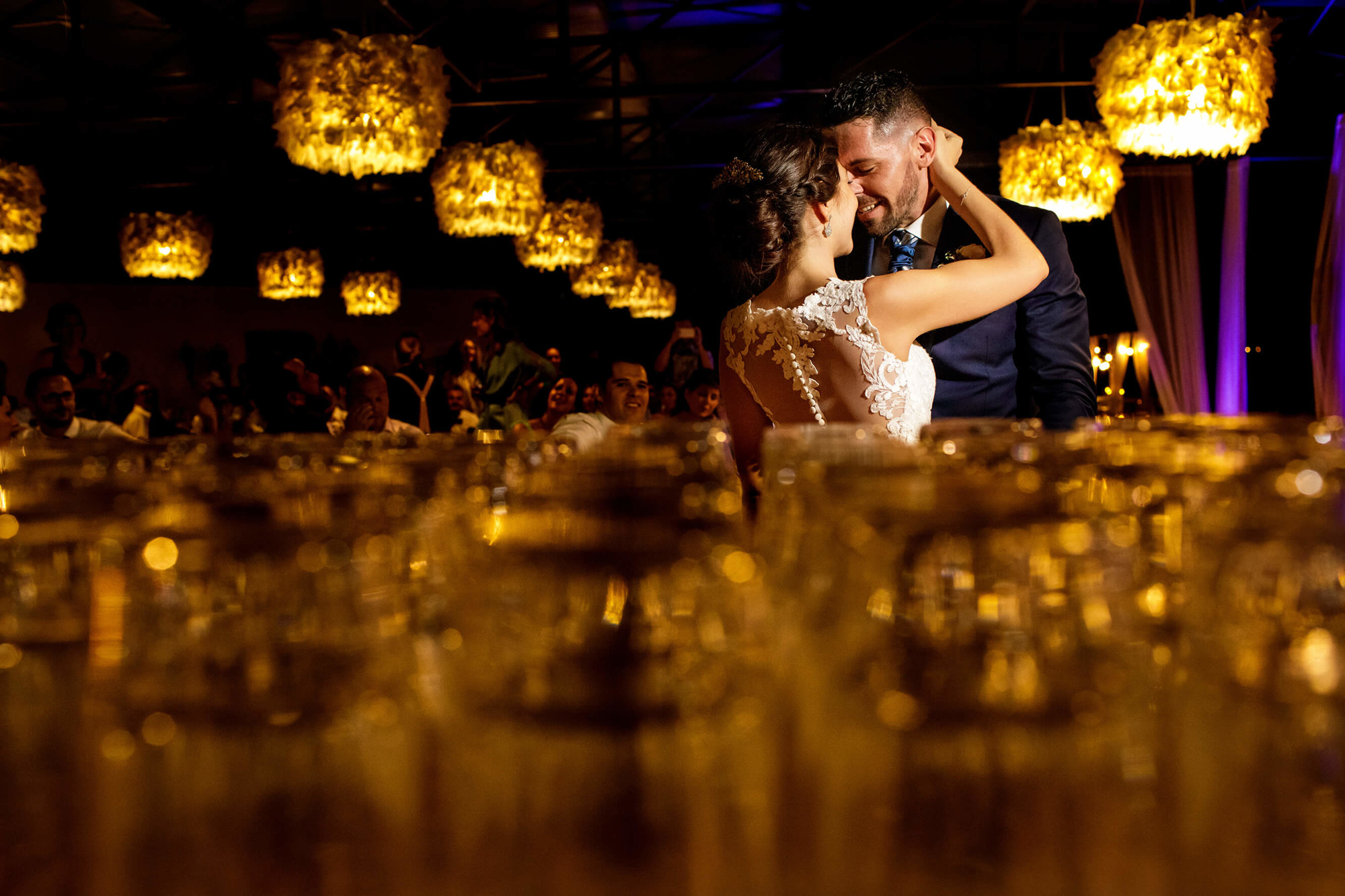 Los novios estrenan el baile de boda en Joan Sardà.