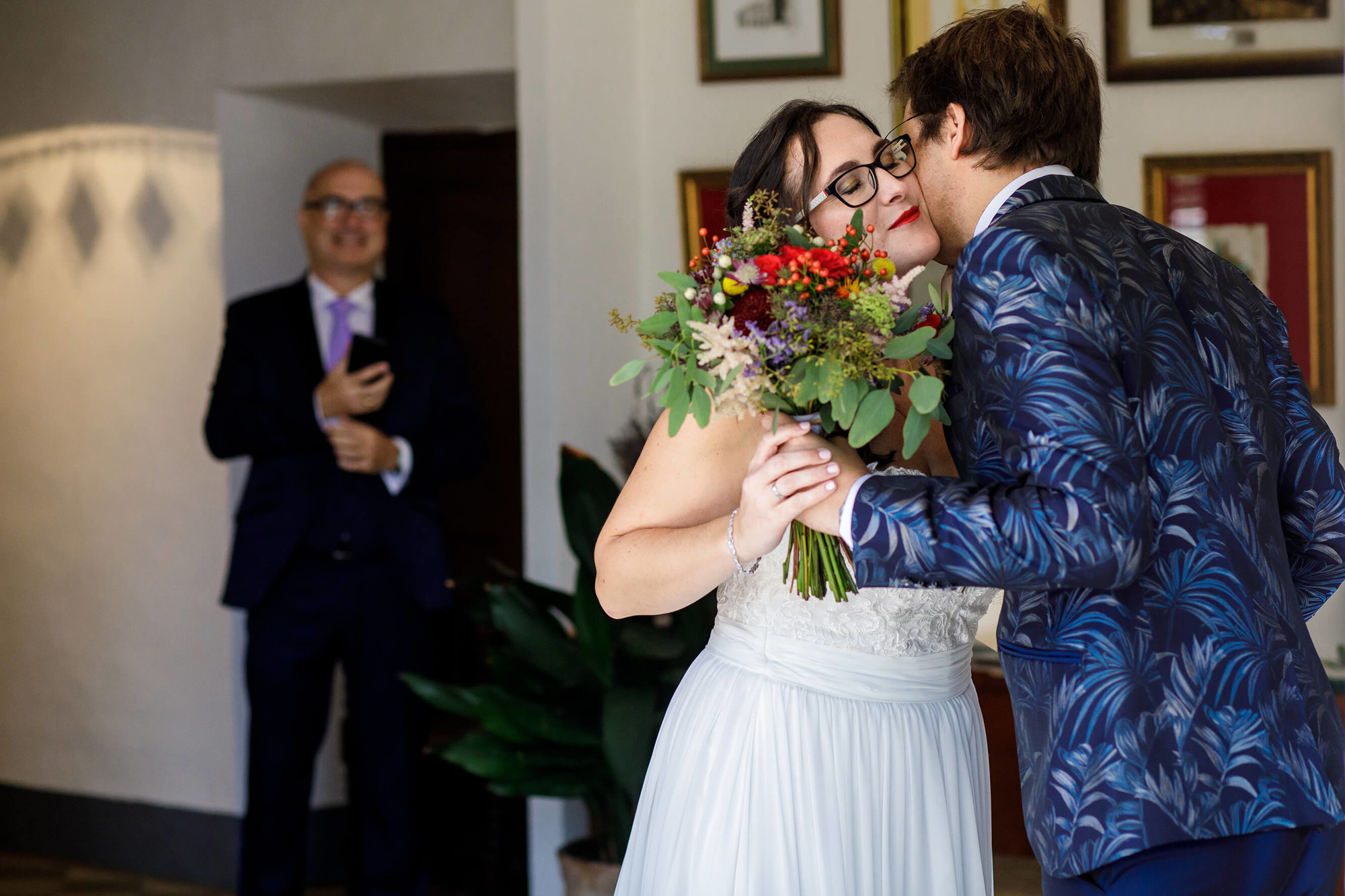 El padrino entrega el ramo en la Masia la Torre del Gall a la novia el dia de la boda.