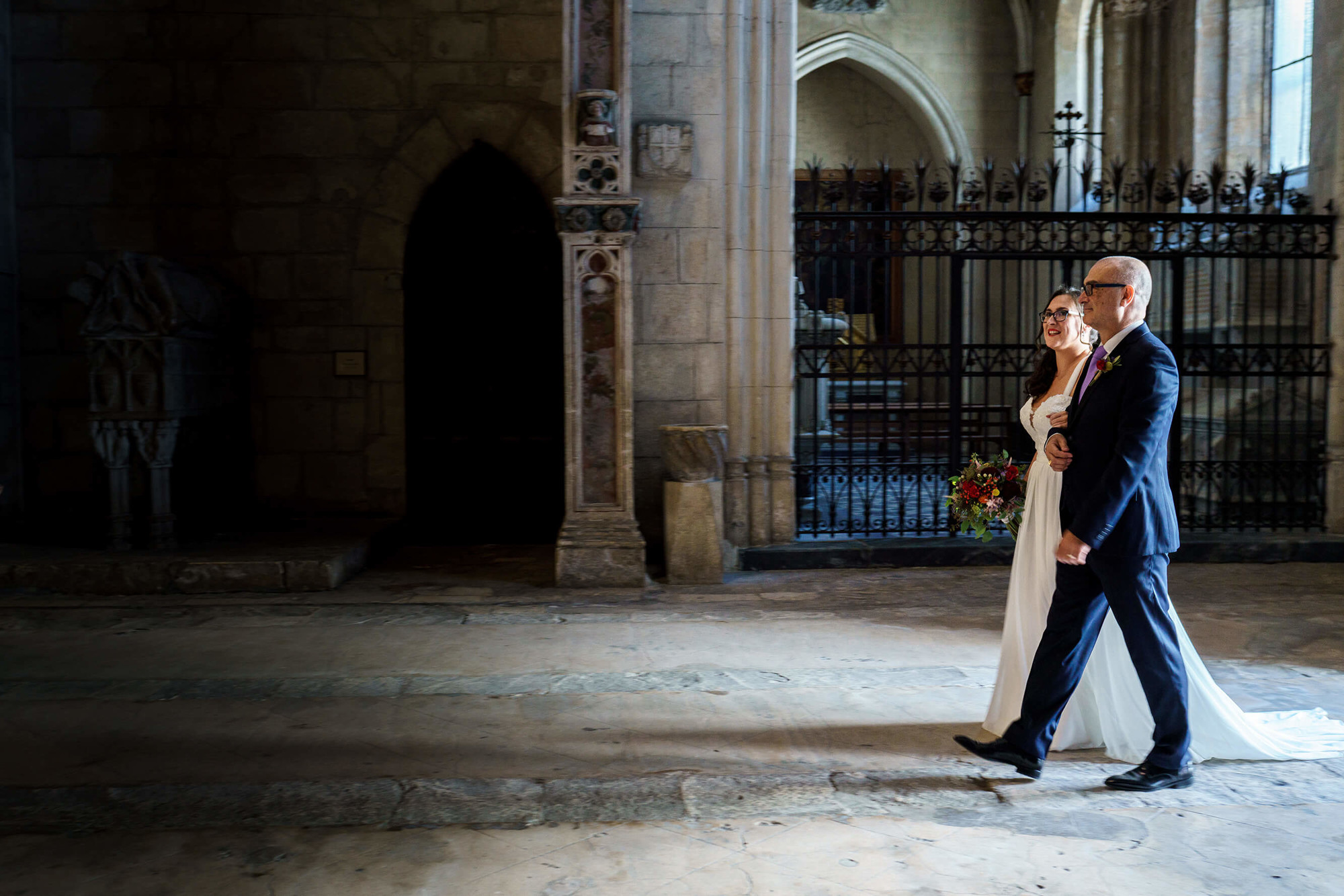 La novia entra en la iglesia de Sant Francesc en Vilafranca del Penedés.