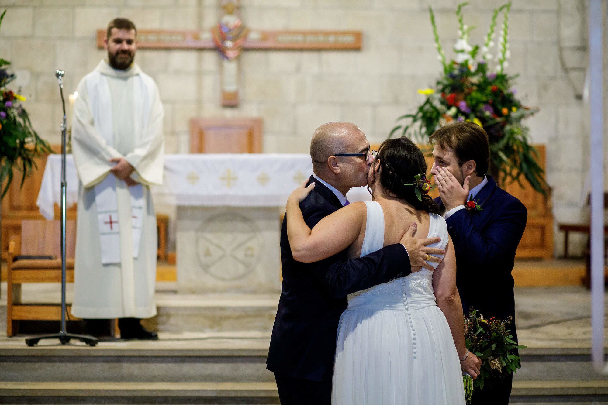 Los novios a la entrada de la ceremonia en la iglesia de Sant Francesc de Vilafranca del Penedés.