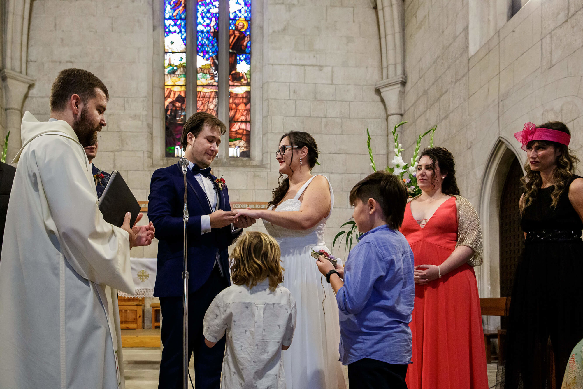 Los novios se ponenen los anillos de boda en la iglesia de Sant Francesc de Vilafranca del Penedés.