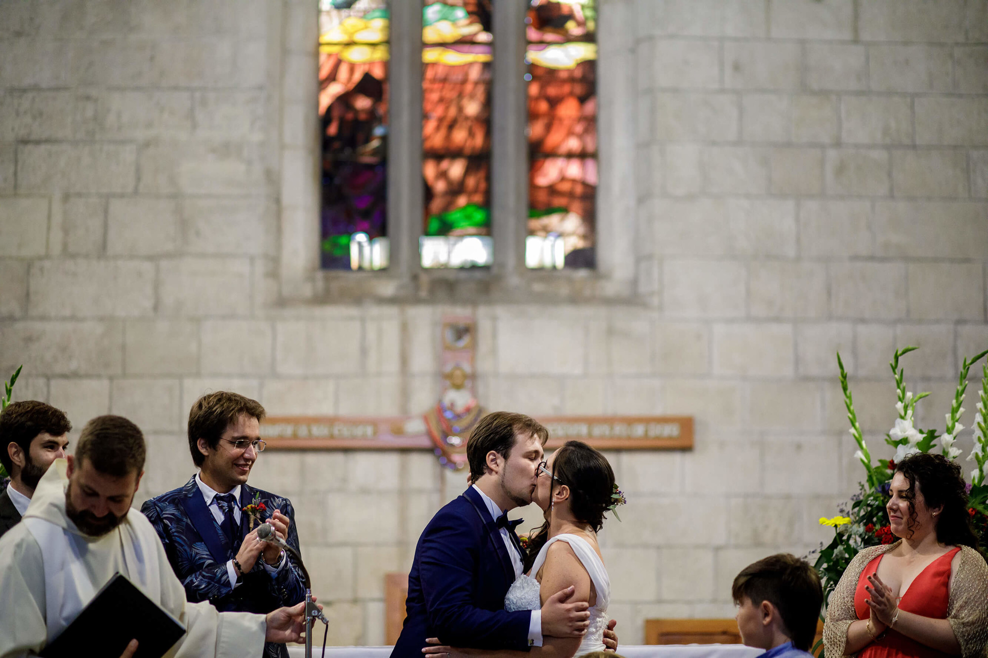 Primer beso de los novios en la boda en la iglesia de Sant Francesc de Vilafranca del Penedés.