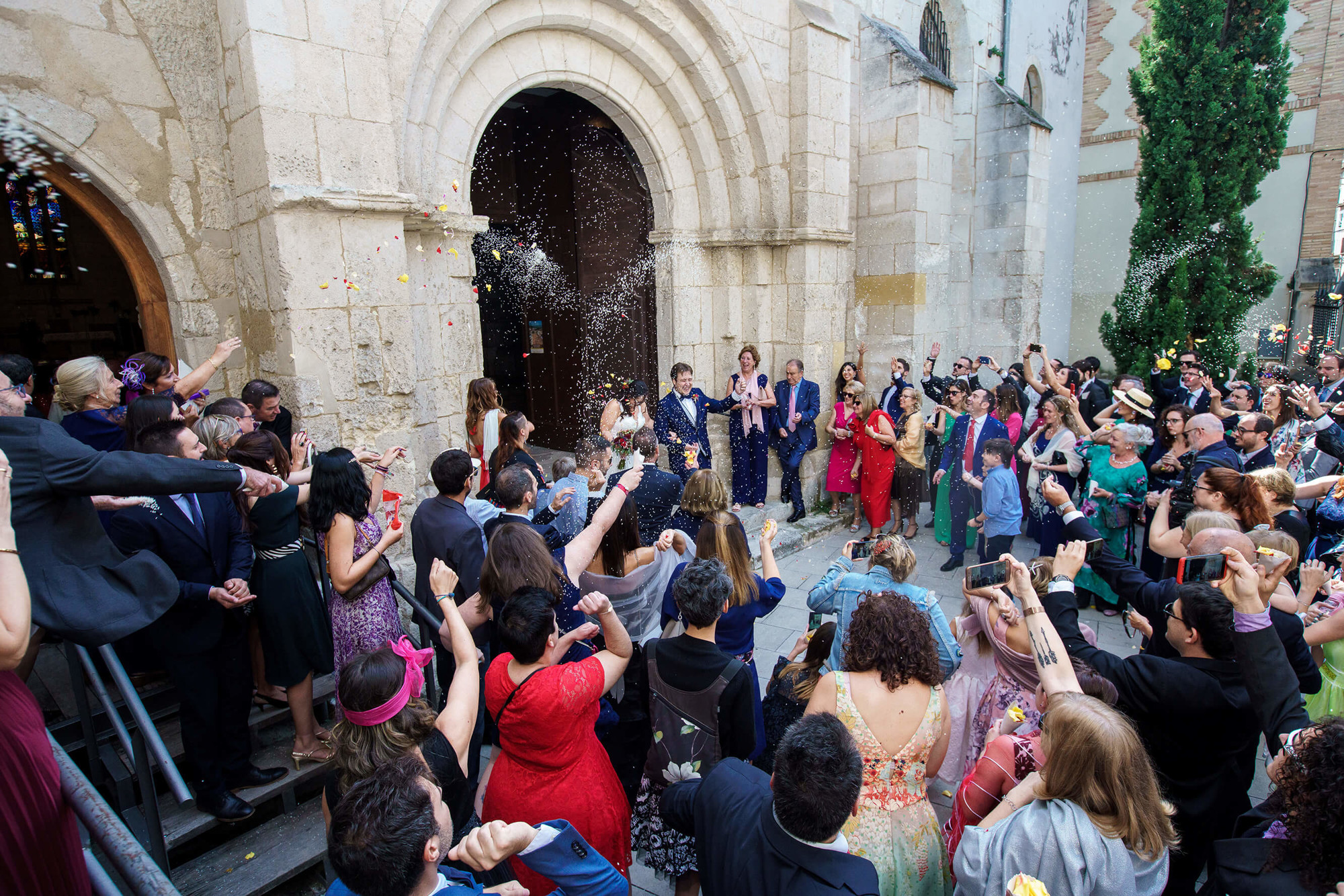 Sortida de la boda a l'església de Sant Francesc de Vilafranca del Penedès.