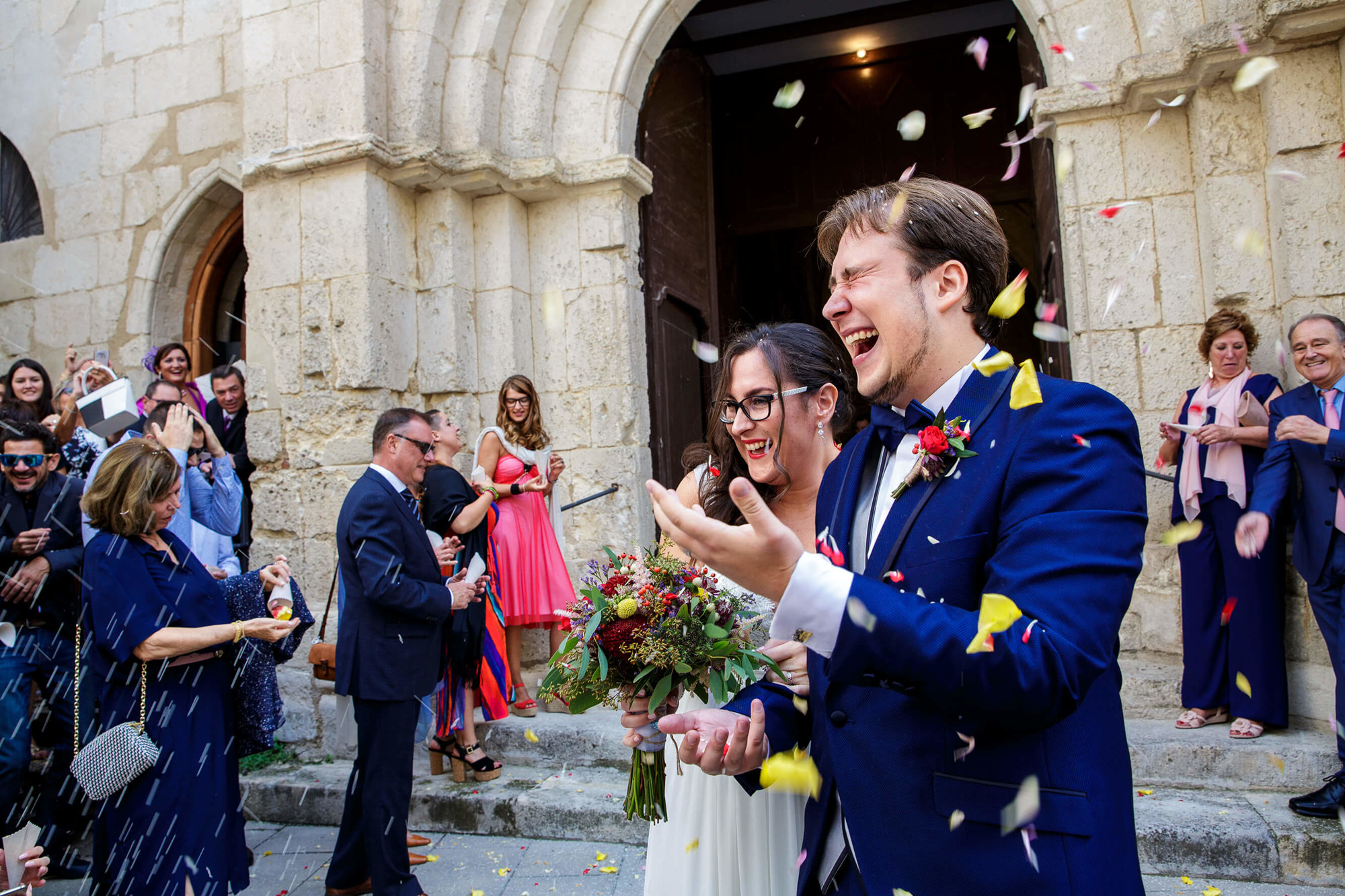 Pétalos y arroz a la salida de la boda de la iglesia de Sant Francesc de Vilafranca del Penedés.