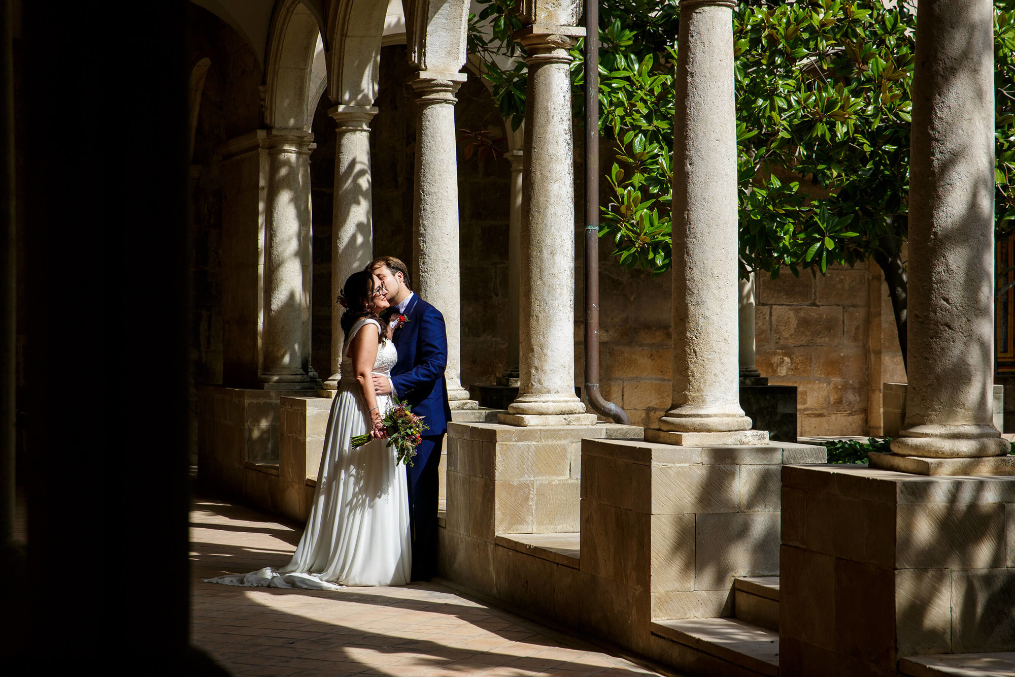 Los novios después de la boda en el claustro de la iglesia de Sant Francesc de Vilafranca del Penedès.