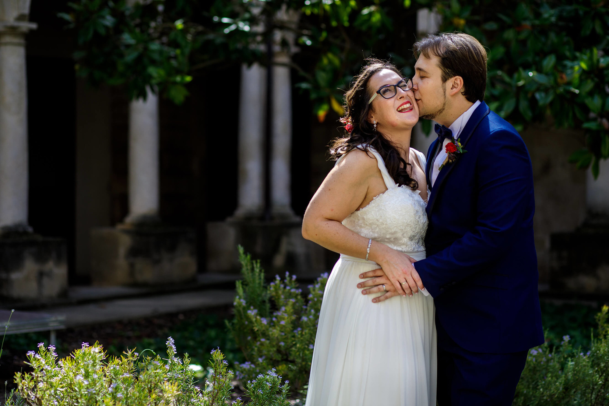 Los novios el dia de la boda en el claustro de la iglesia de Sant Francesc a Vilafranca del Penedés.