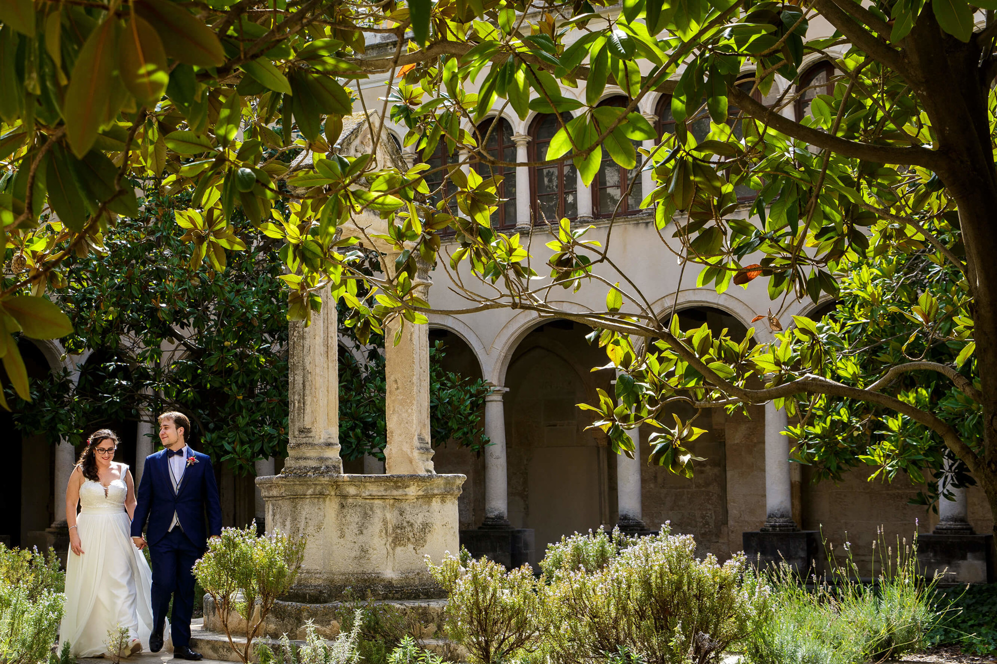 Los novios en el claustro de Sant Francesc de Vilafranca del Penedés.