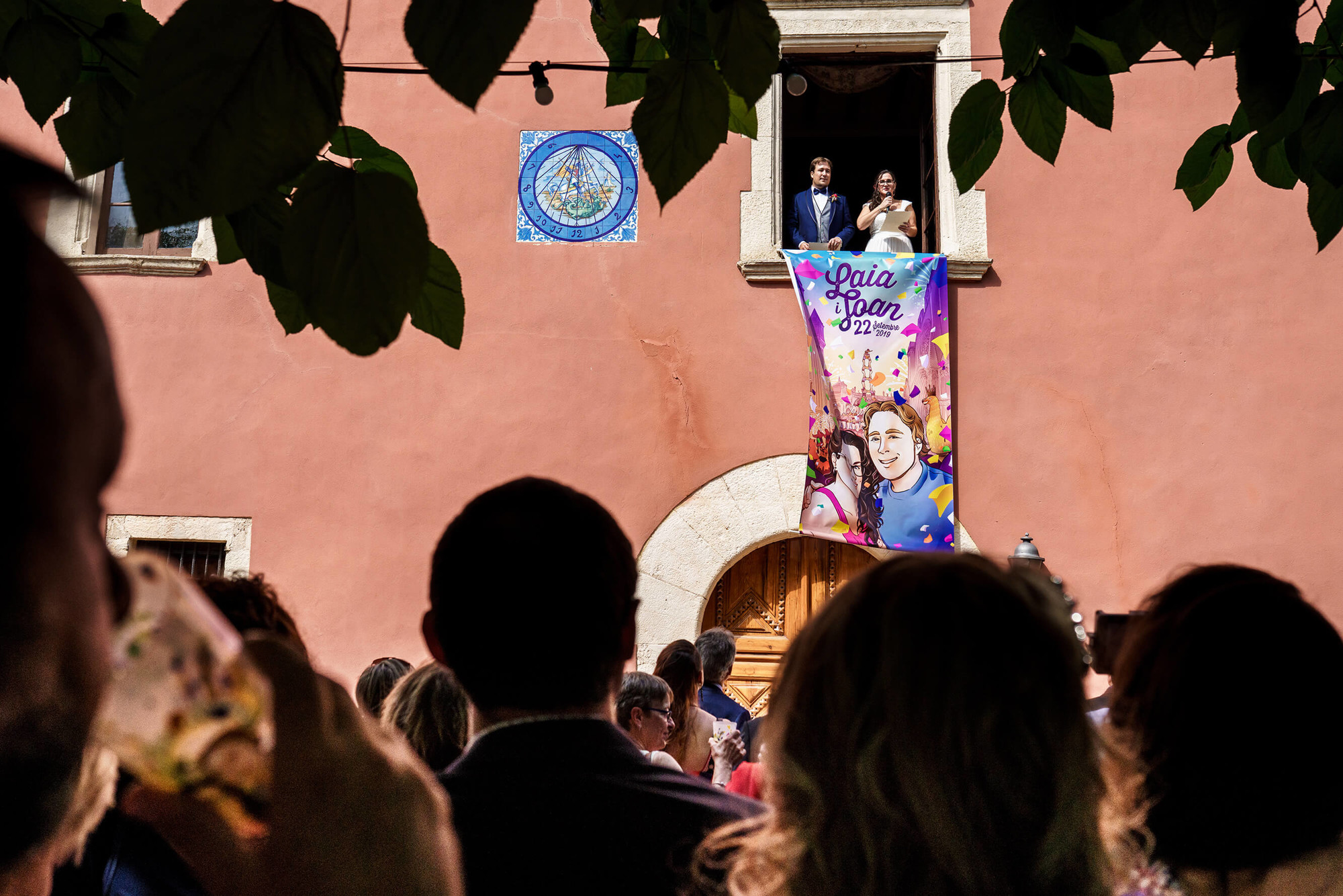 Els nuvis a la façana de la Masia la Torre del Gall el dia de la boda.