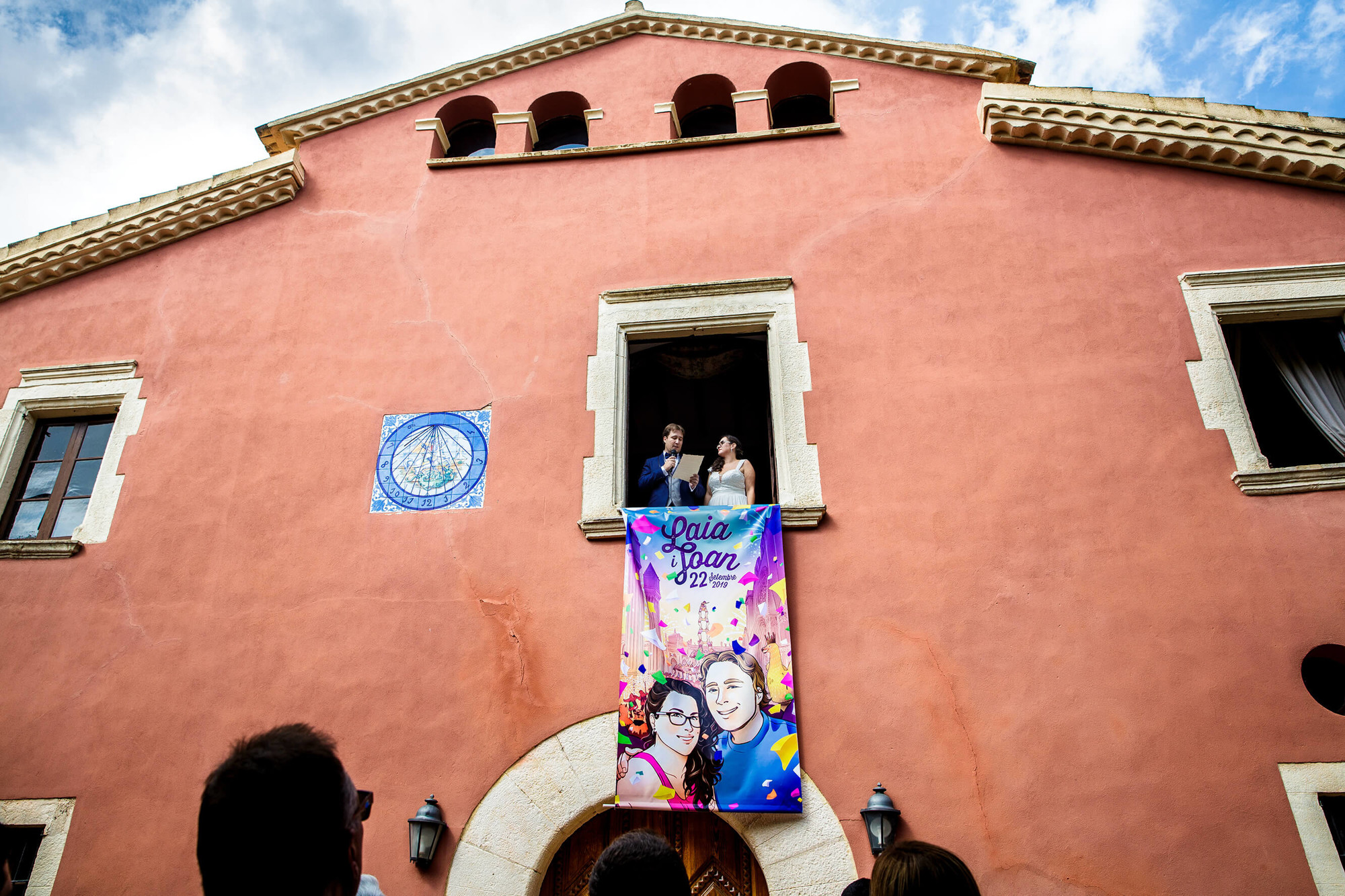 Els nuvis a la façana de la Masia la Torre del Gall el dia del casament.