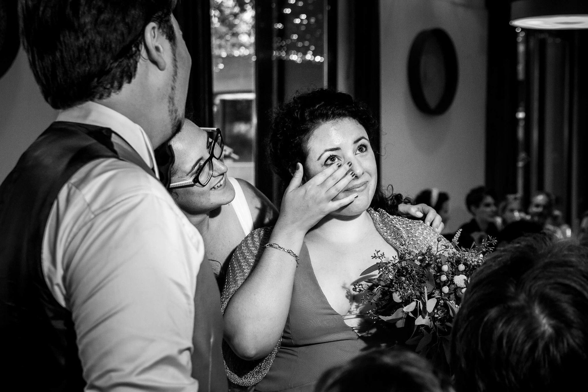 La novia entrega el ramo a su hermana en la boda en la Torre del Gall.