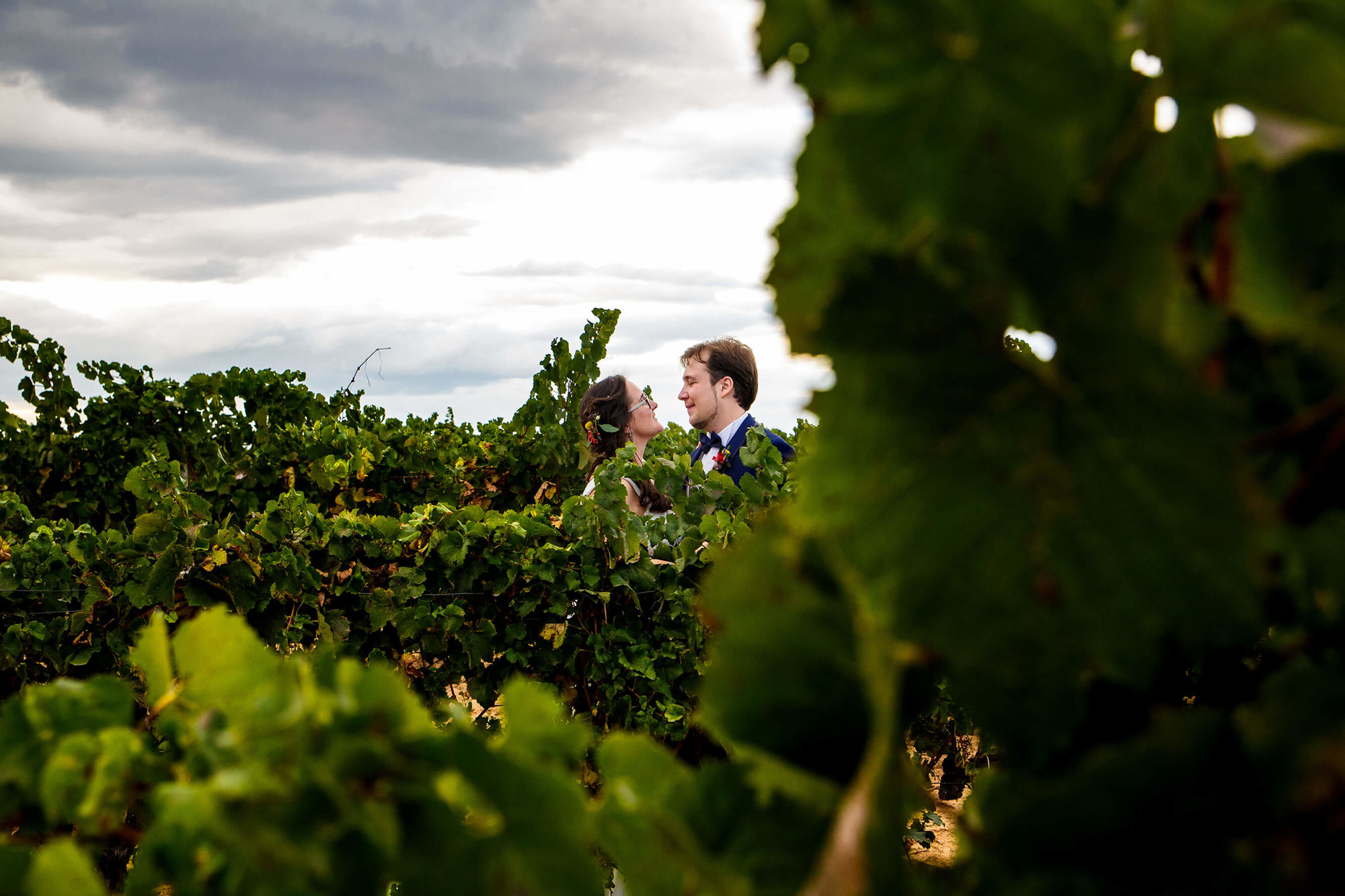 Unos novios diferentes en las viñas del Penedès que rodean la Masia la Torre del Gall.