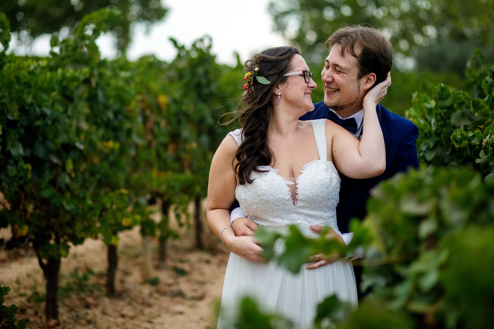 Los novios en las viñas del Penedés de la Masia la Torre del Gall.