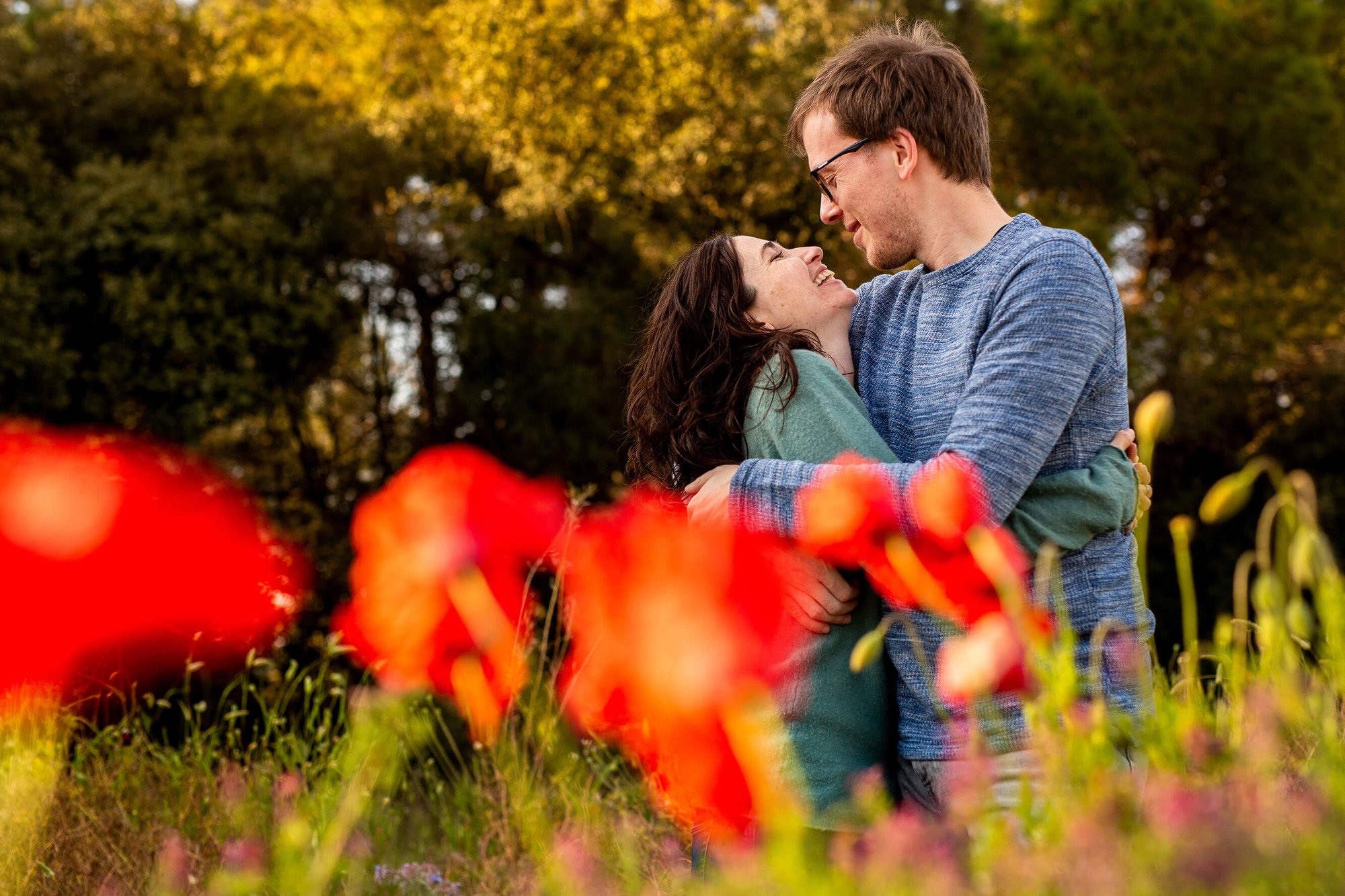 Sesión preboda entre amapolas en la montaña en el Penedés.