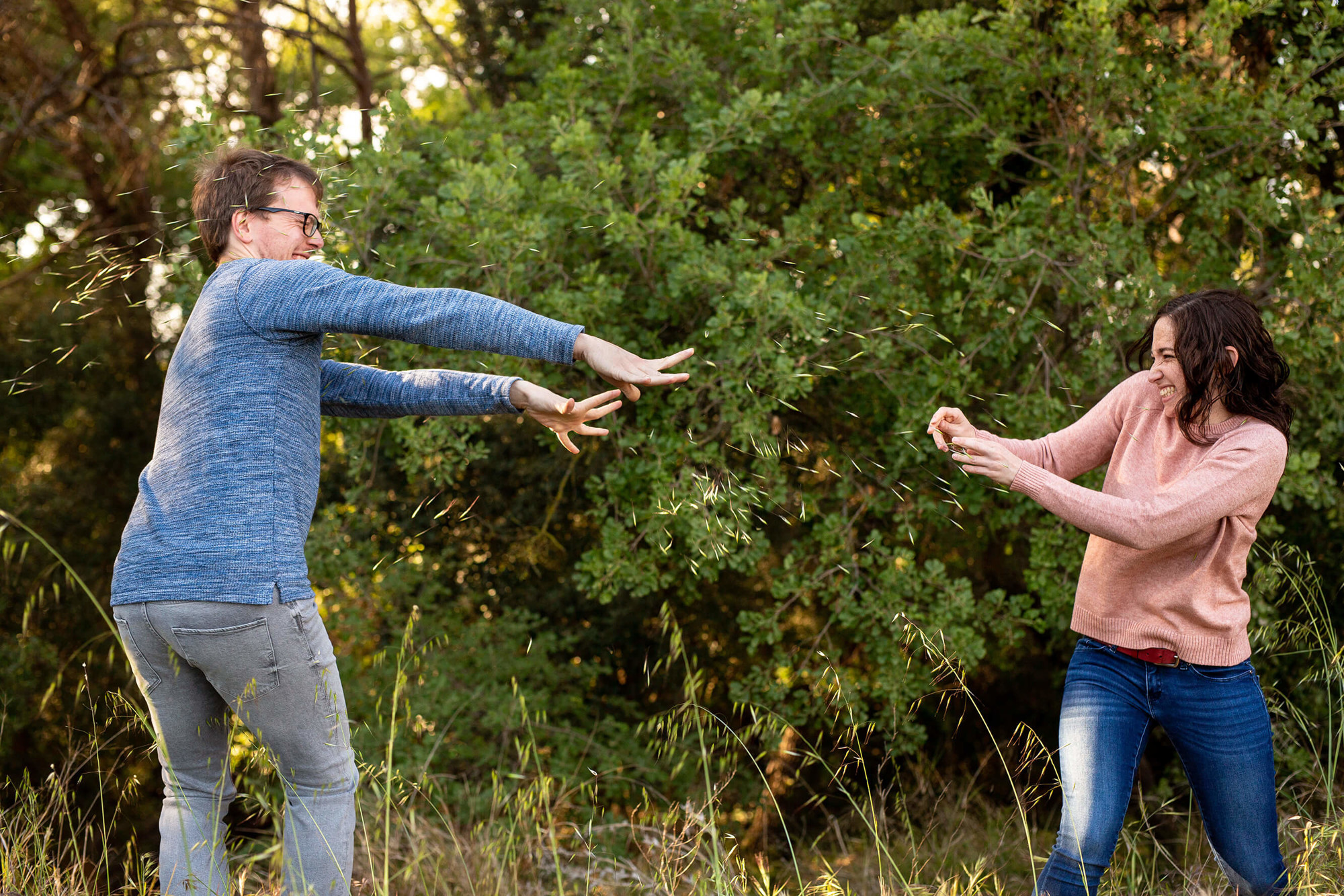 Jugando en la sesión preboda en la montaña en el Penedés.