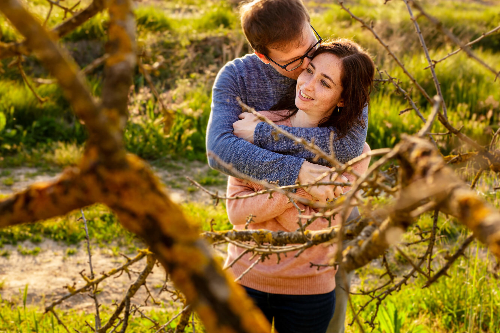 Sessió preboda de parella al Penedès entre ametllers.