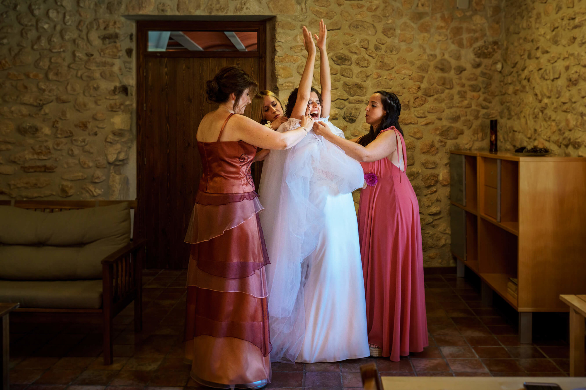 La novia se pone el vestido de boda.