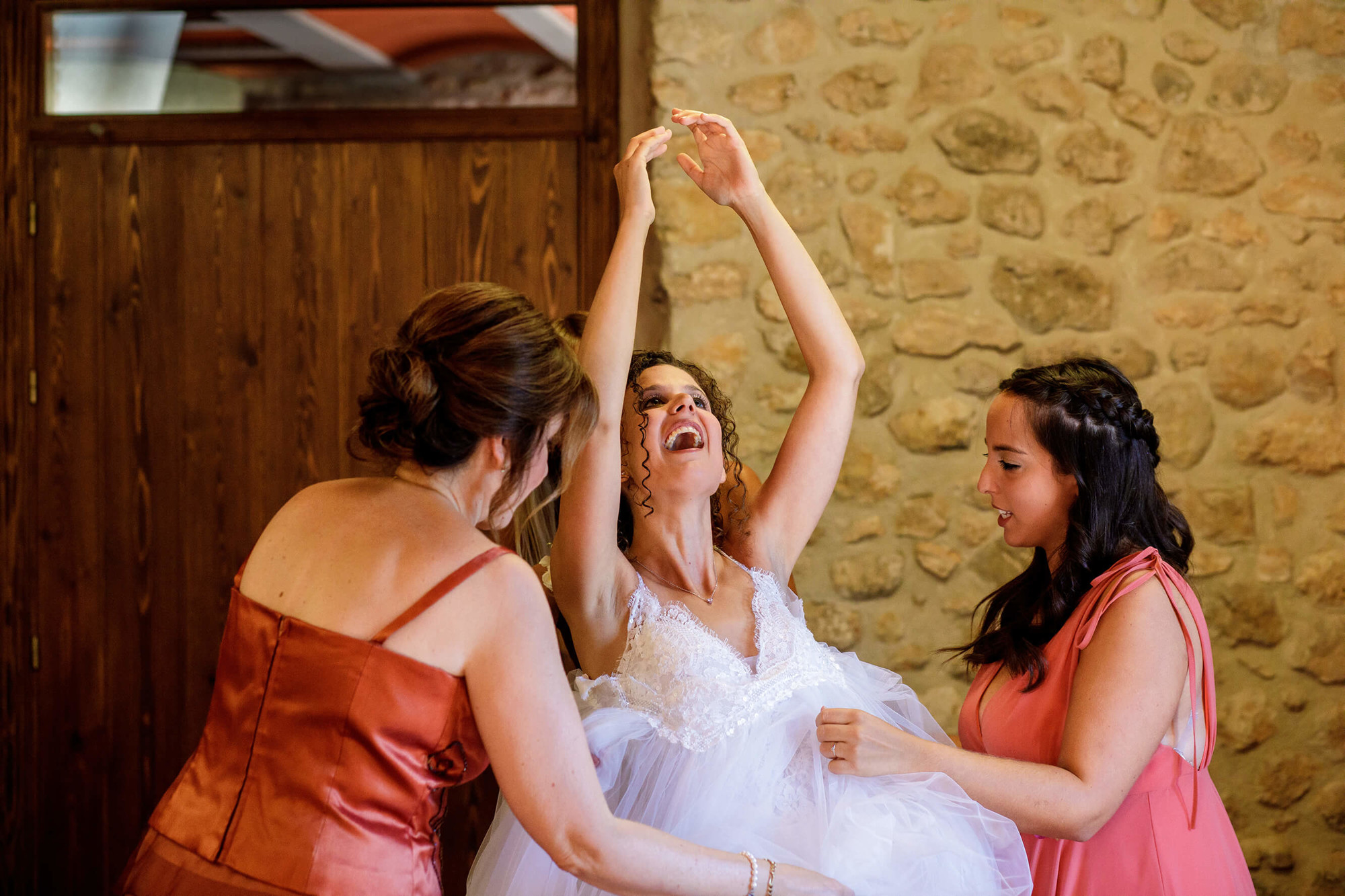 El vestido de la novia en Masia Papiol puesto por sus amigas.