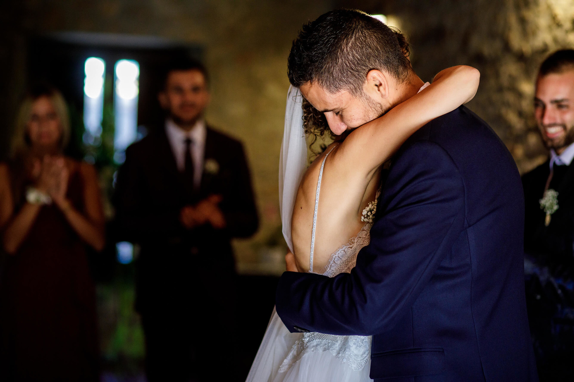 El padrino lee el verso a la novia y esta se emociona.