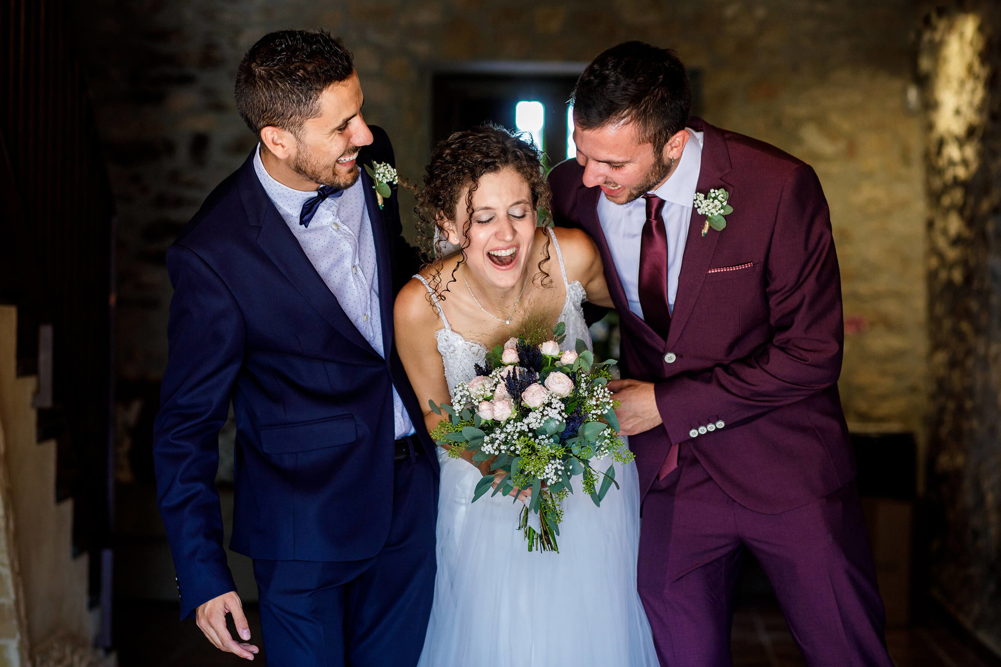 Els germans de la núvia i la núvia abans de sortir cap a la boda a Masia Papiol al mig del Penedès.