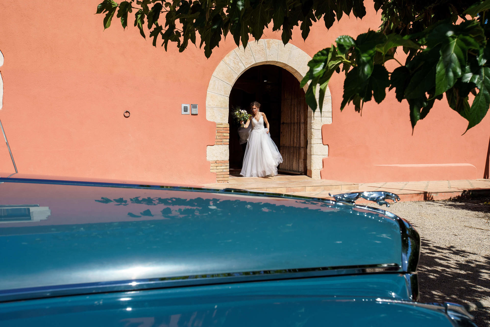 La novia sale de casa y se dirige a la ceremonia.