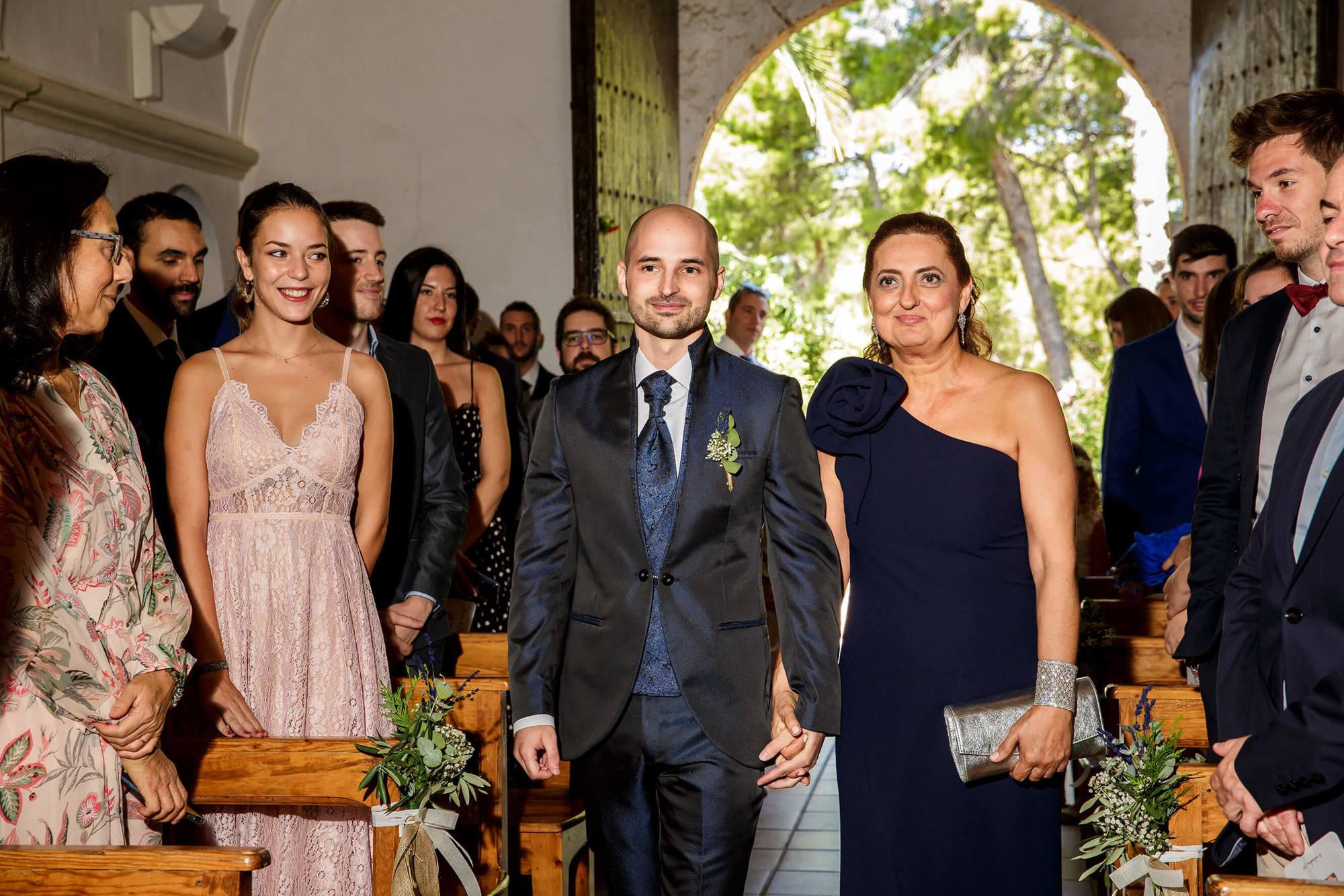 El novio entra a la Ermita de la Mare de Déu de Berà.