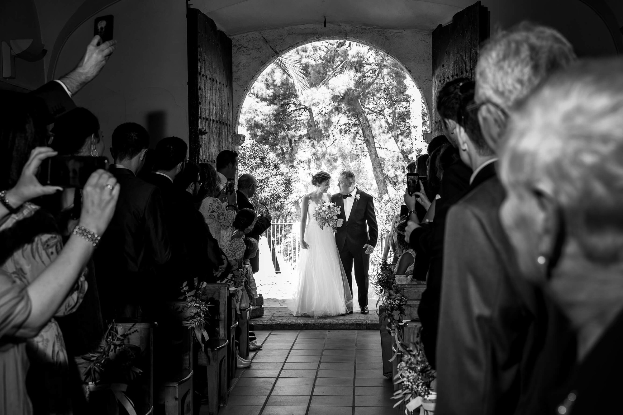 La novia entra a la ceremonia en la Ermita de la Mare de Déu de Berà antes de ir a Masia Papiol.