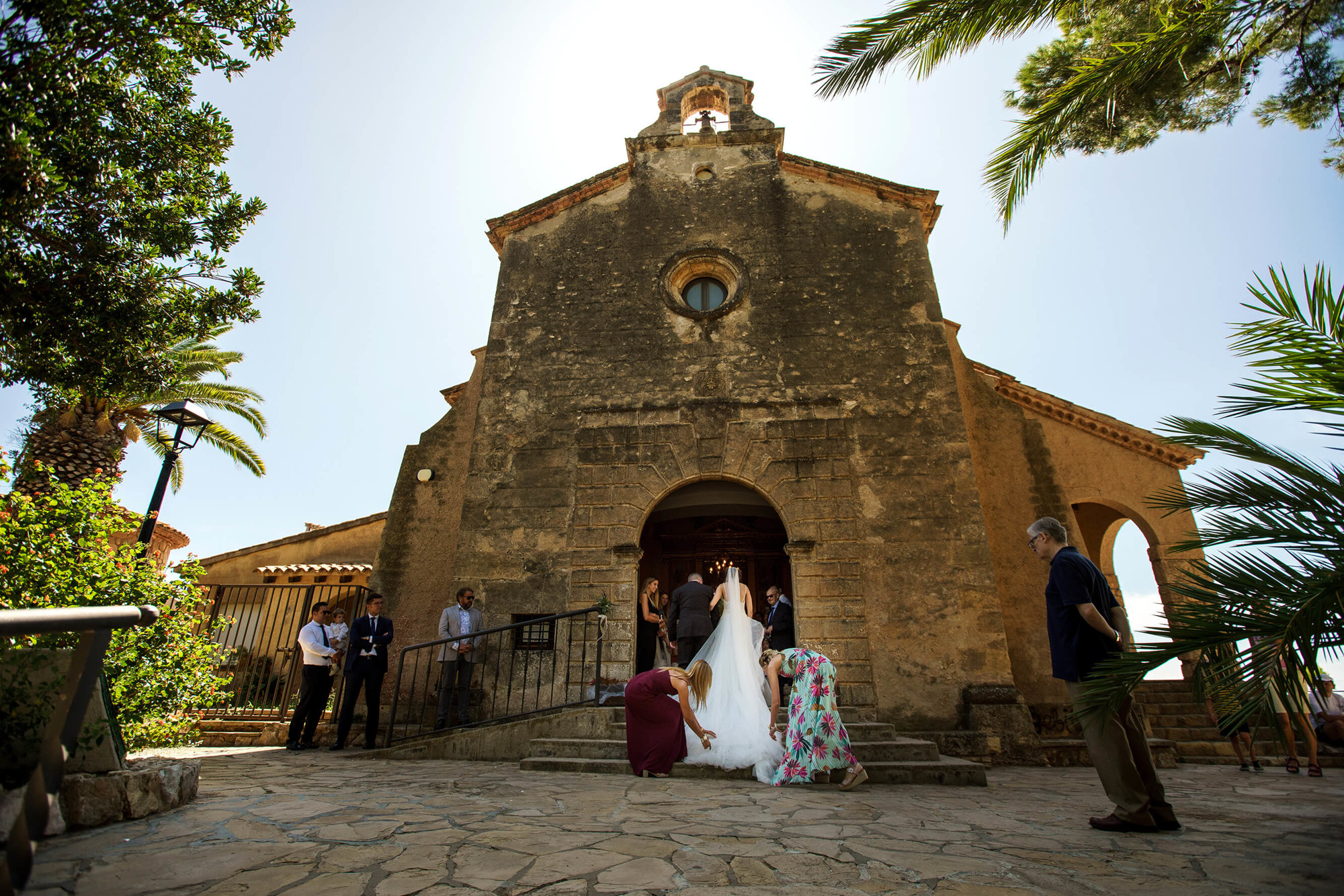 La núvia abans d'entrar a la boda davant de l'Ermita de la Mare de Déu de Berà.