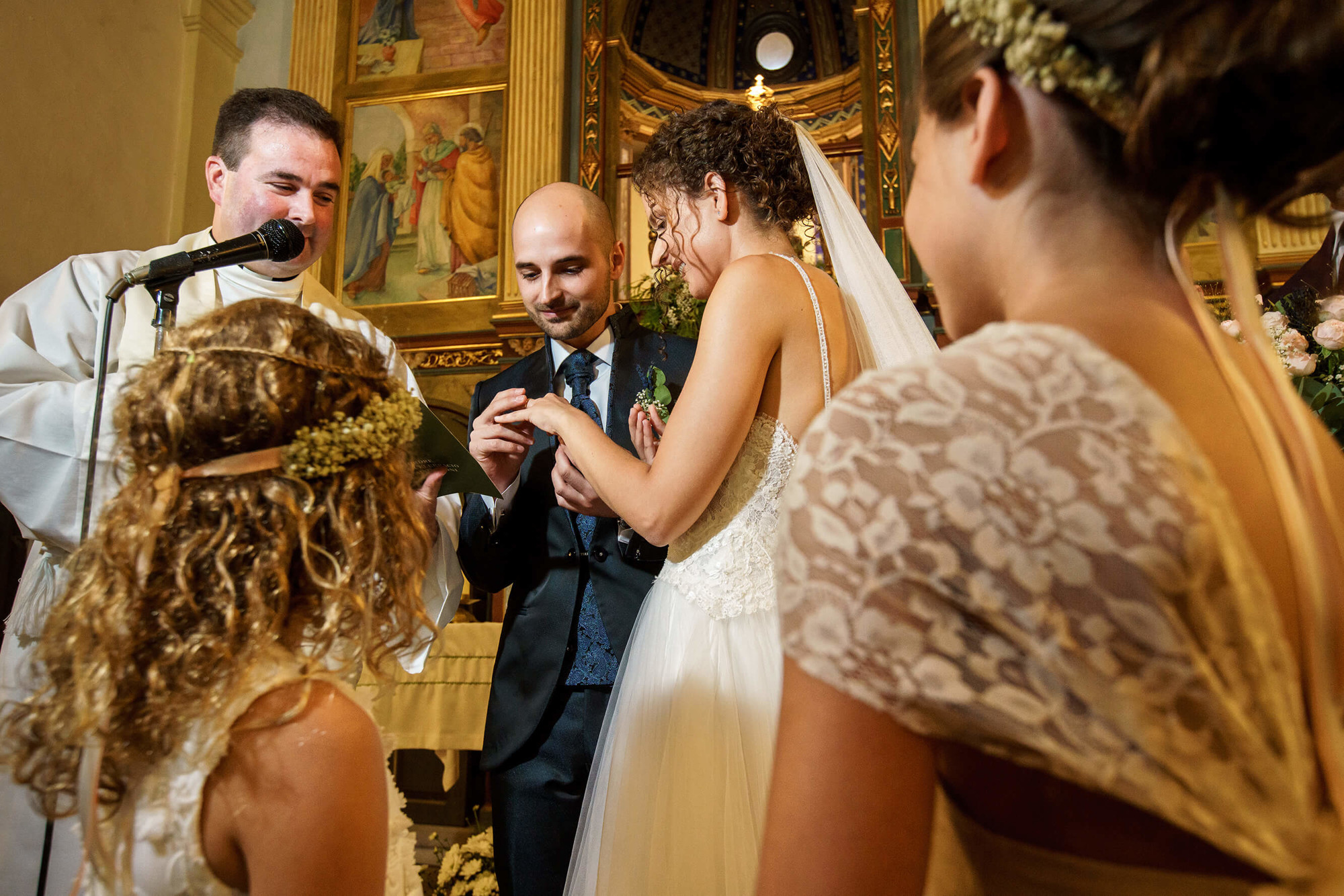 Els nuvis es posen els anells a la boda a l'Ermita de la Mare de Déu de Berà.