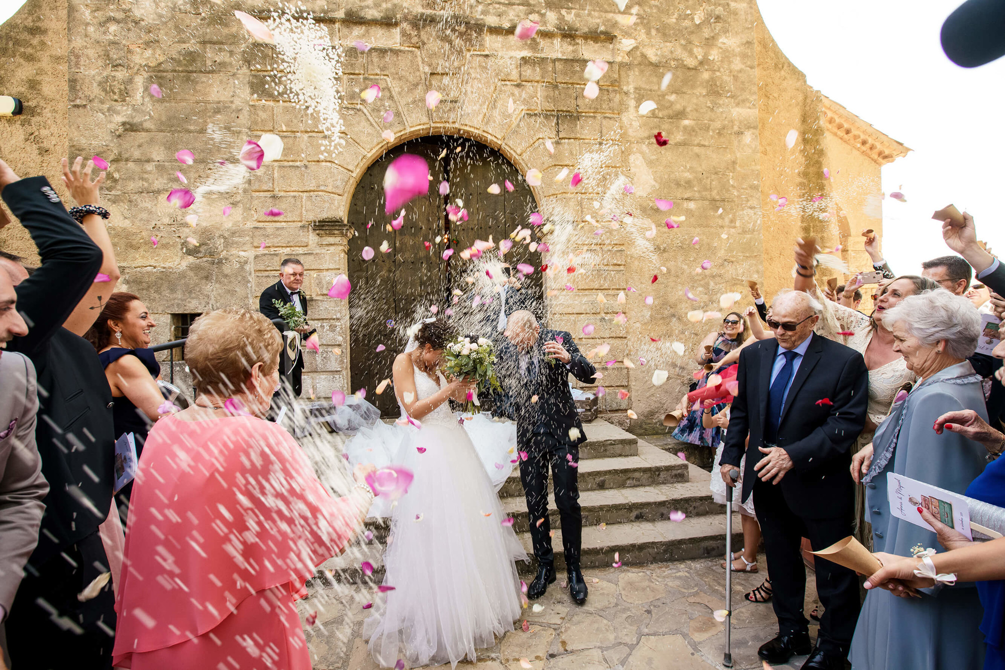 Salida de la boda en la iglesia de la Ermita de la Mare de Déu de Berà antes de ir a Masia Papiol.