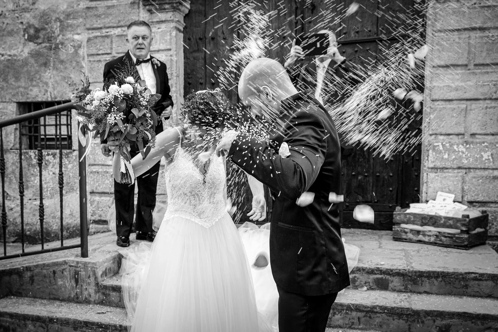 Tiren arròs a la sortida de la boda a l'Ermita de la Mare de Déu de Berà.