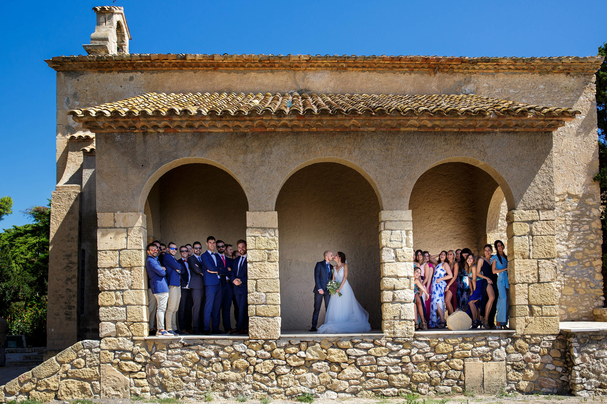 Los amigos de los novios a la salida de la Ermita de la Mare de Déu de Berà.