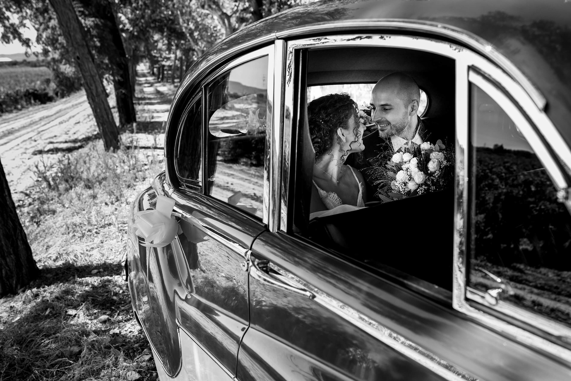 Los novios llegan en coche a la boda en Masia Papiol en el Penedés.