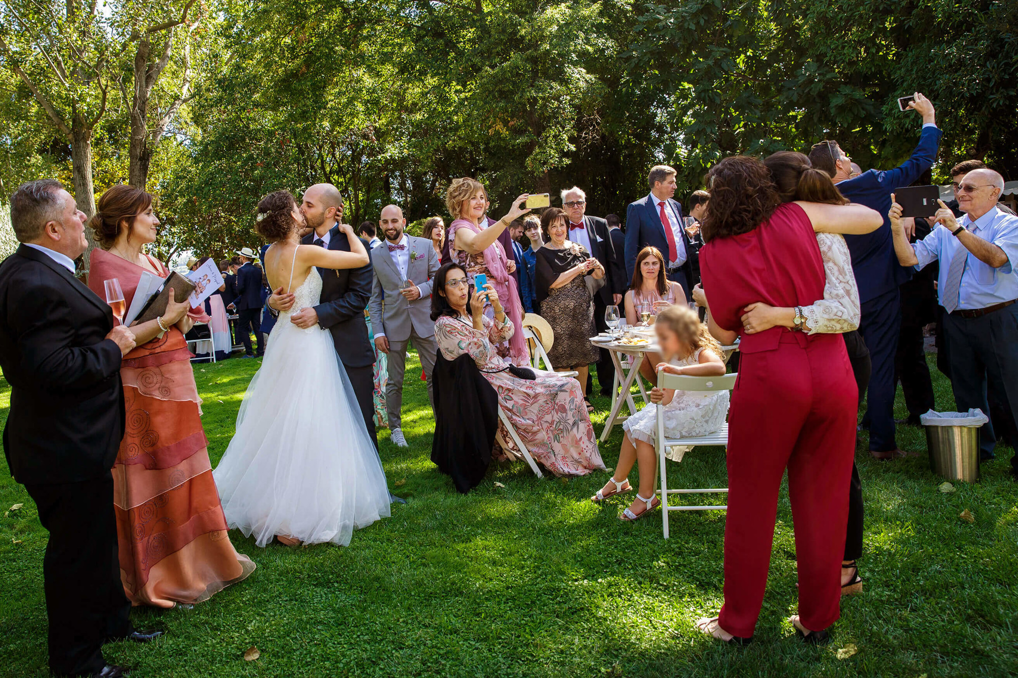 El moment de l'aperitiu als jardins al casament a Masia Papiol.