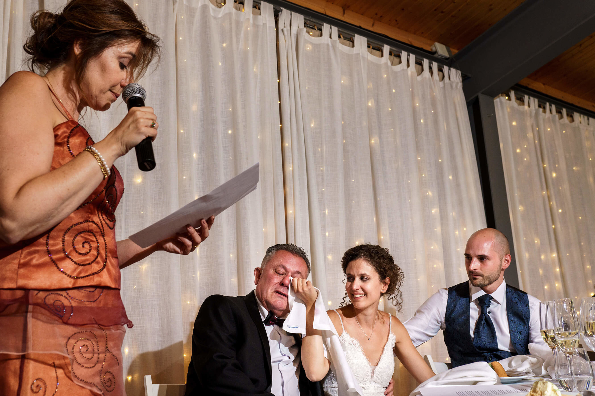 El padre de la novia emocionado llora durante la lectura de la madre.