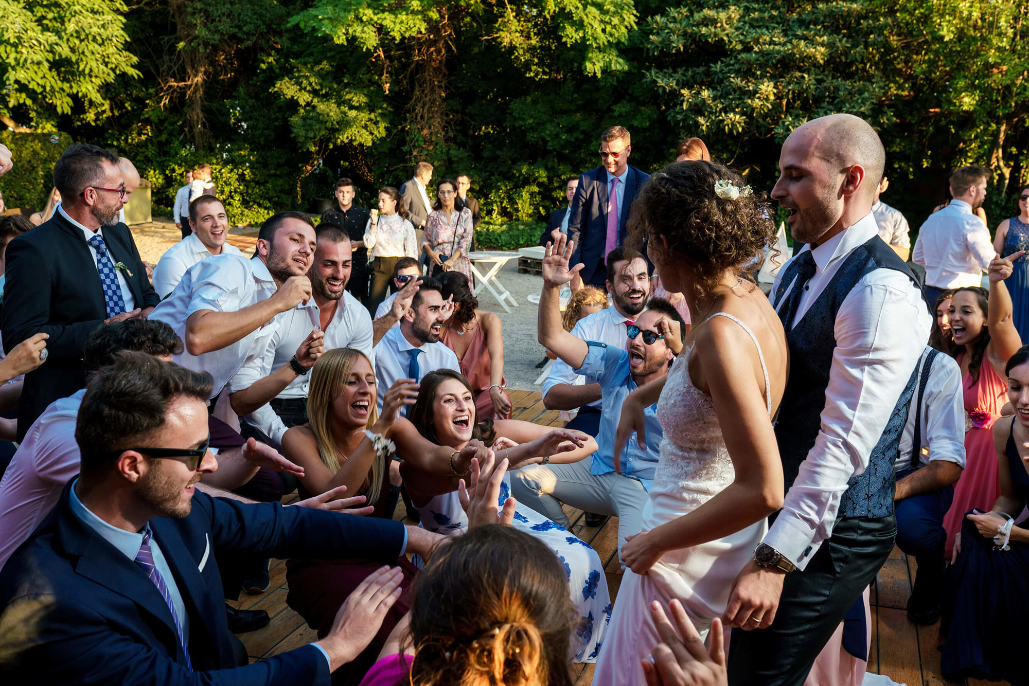 De fiesta en la boda.