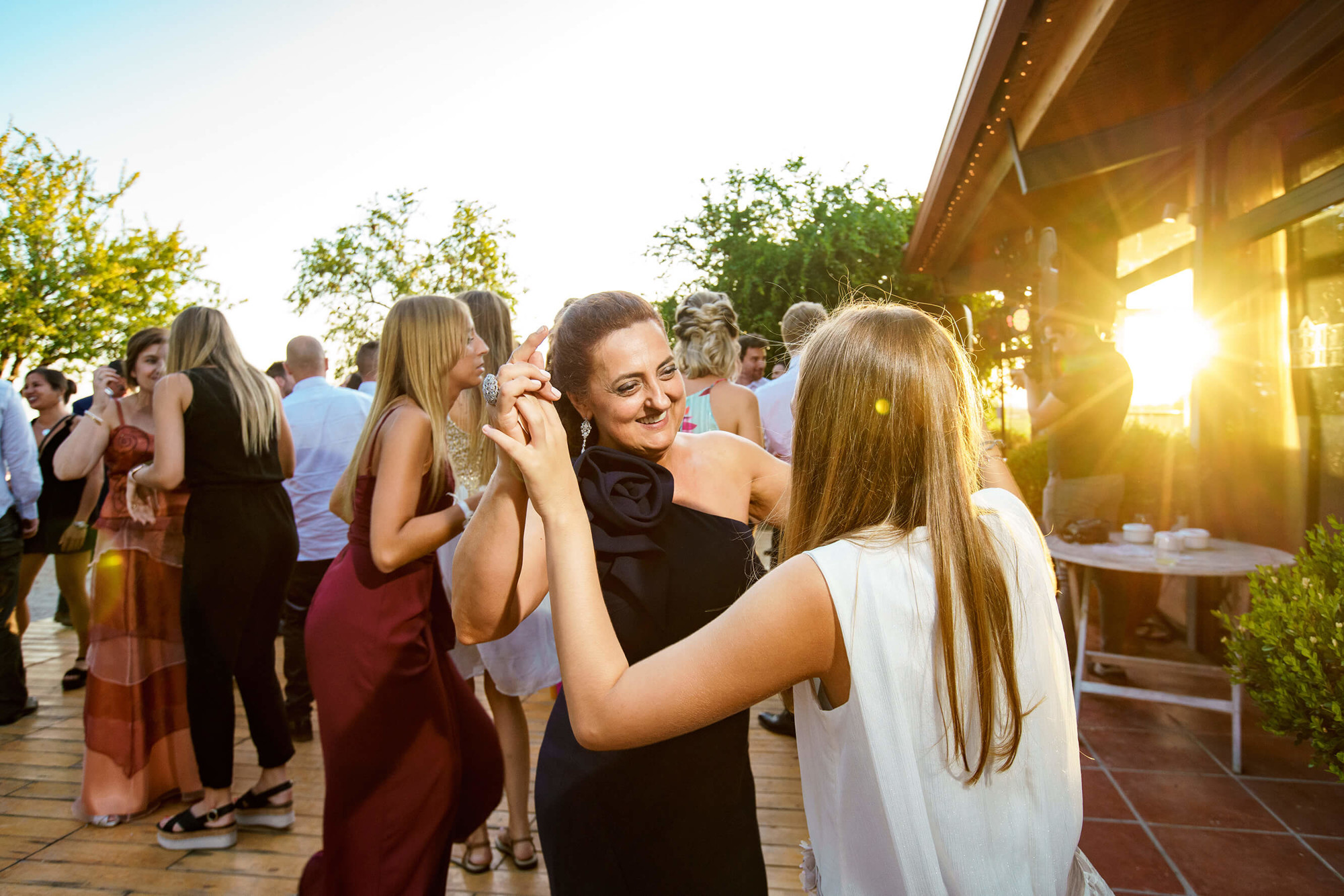 Los invitados bailan el día de la boda.