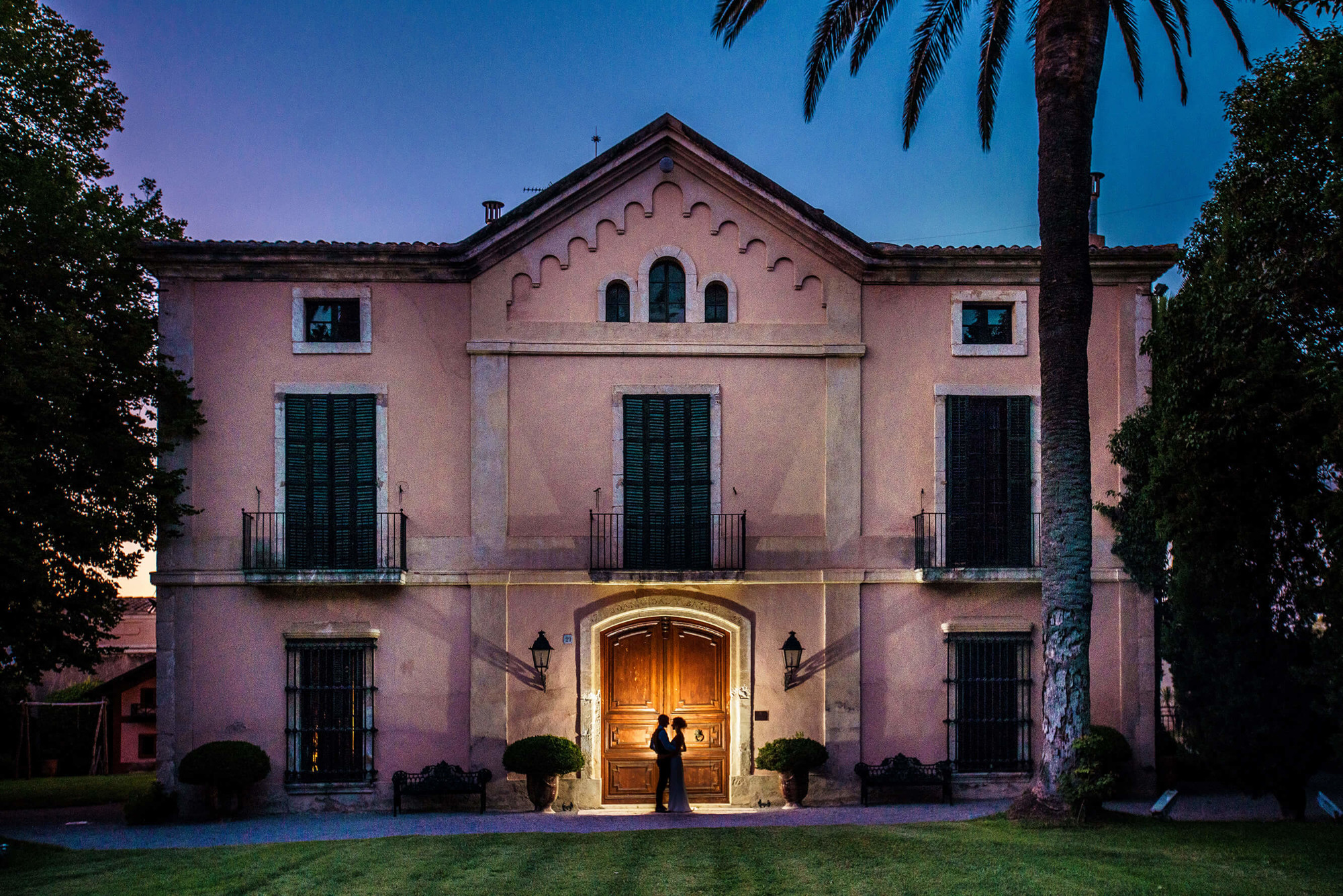 Última foto del casament davant la casa de Masia Papiol al Penedès.