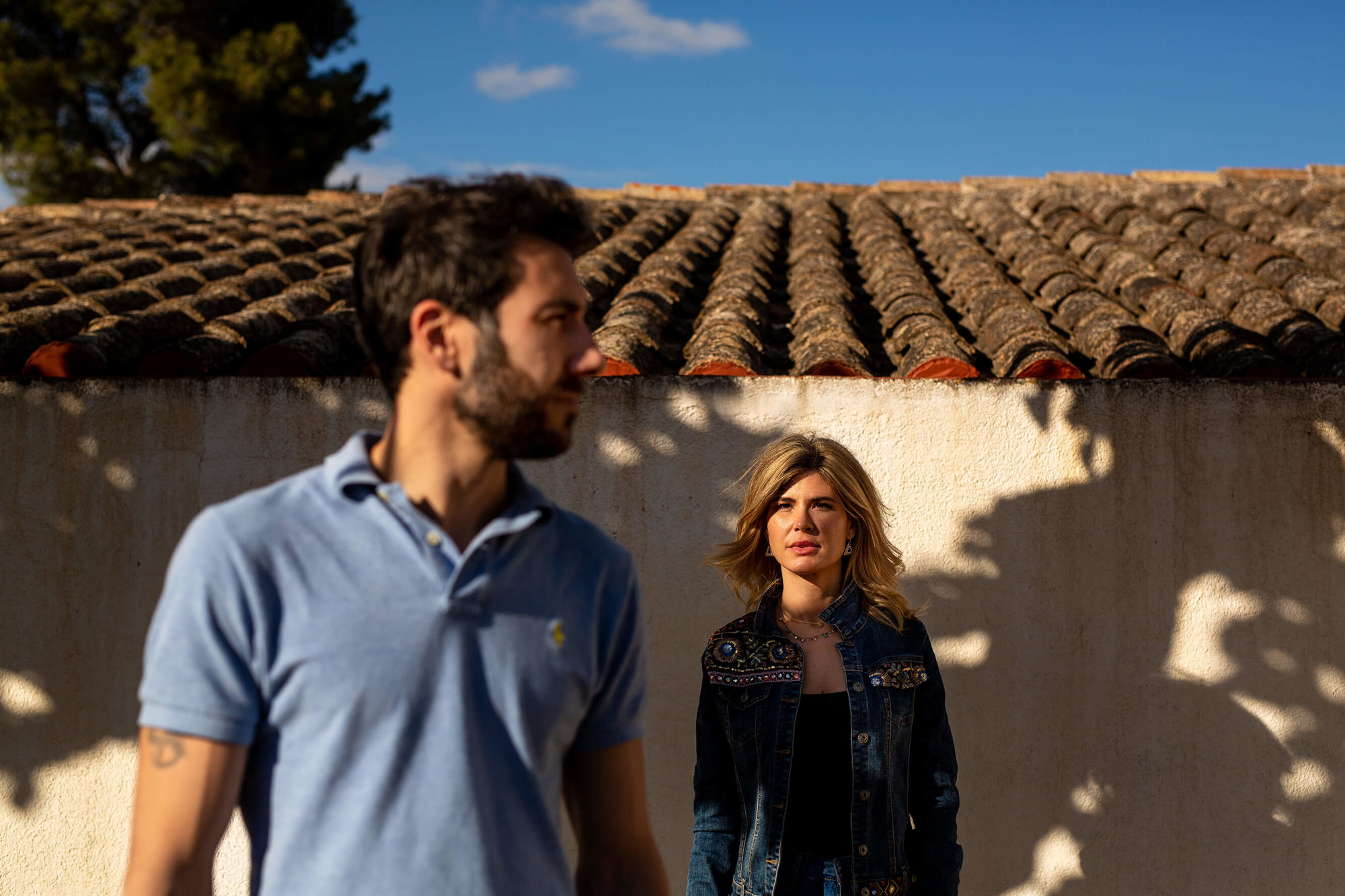 Preboda en Vilafranca del Penedés frente a masia catalana.