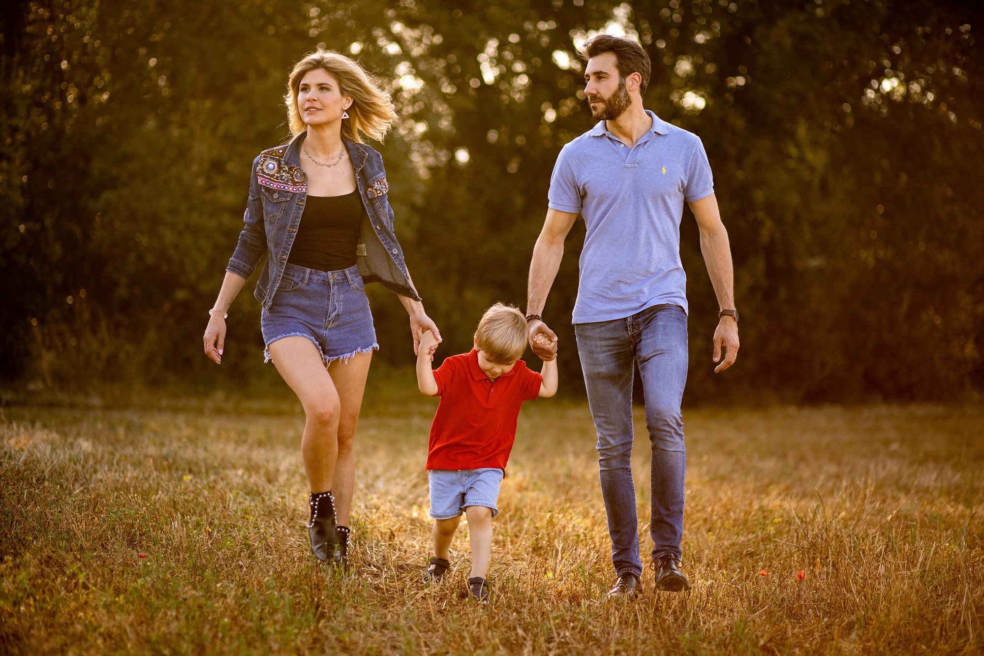 Paseando en la sesión preboda con hijos en la montaña en Vilafranca del Penedés.