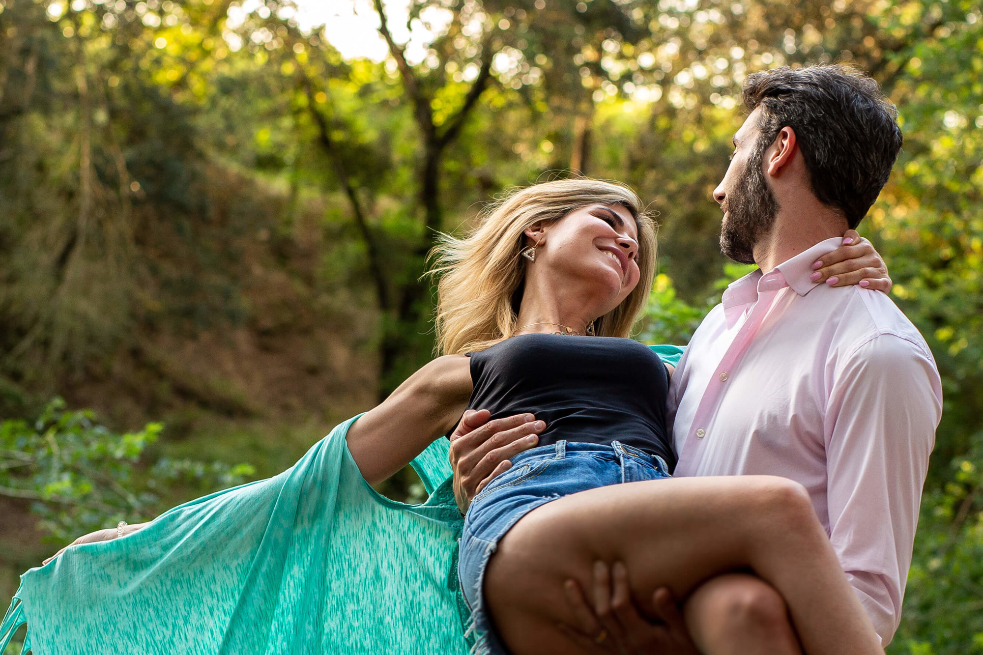 Los novios se miran en el preboda en el bosque en Vilafranca del Penedés.