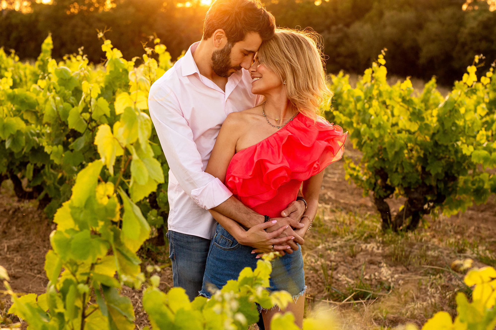 La parella entre les vinyes de Vilafranca del Penedès en el moment de la posta de sol.